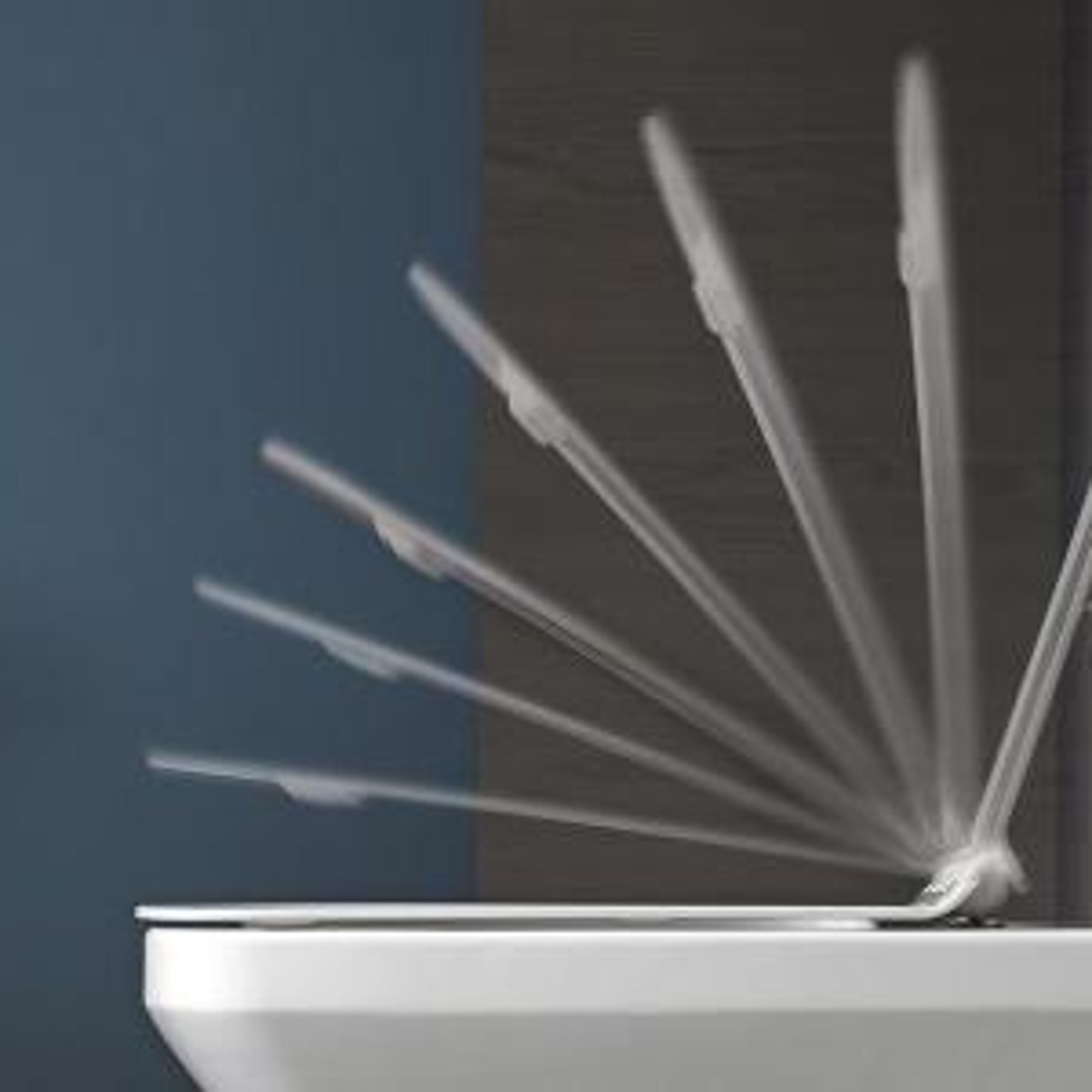 WC-Deckel der sich langsam schließt.