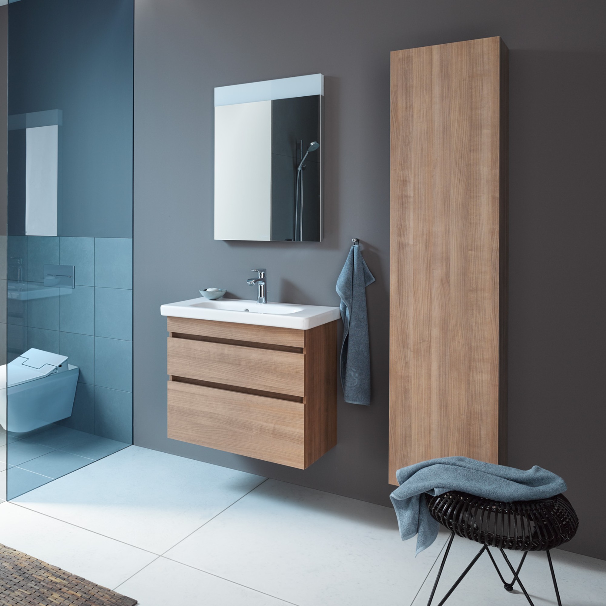 Bagno con ceramiche e mobili della serie DuraStyle di Duravit