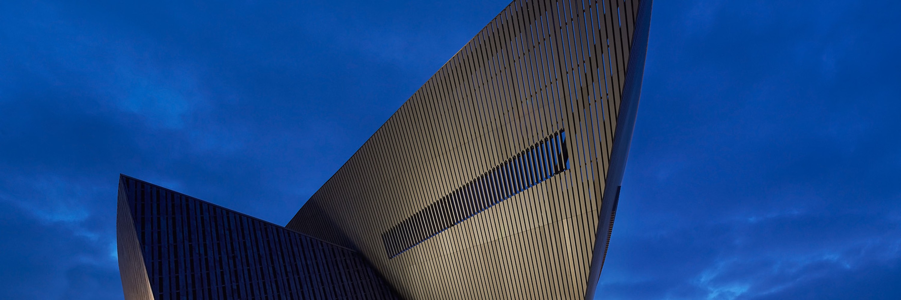 Mons International Congres Xperience, illuminated building from the outside at dusk