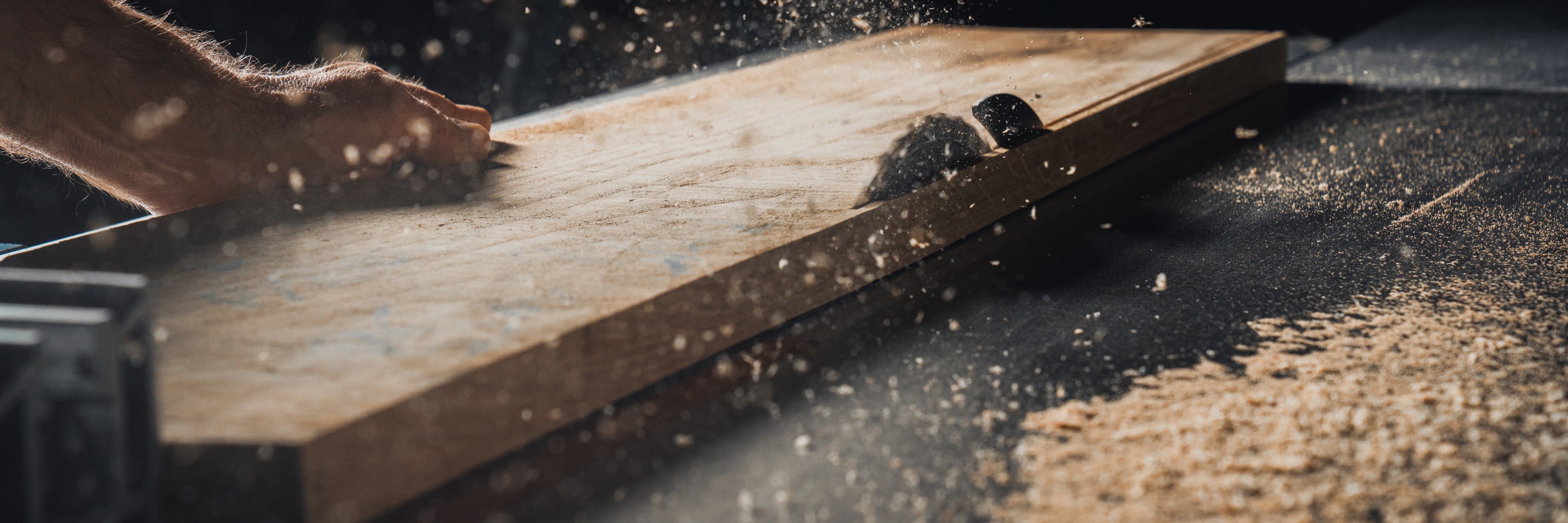 Tischkreissäge auf der Holz gesägt wird