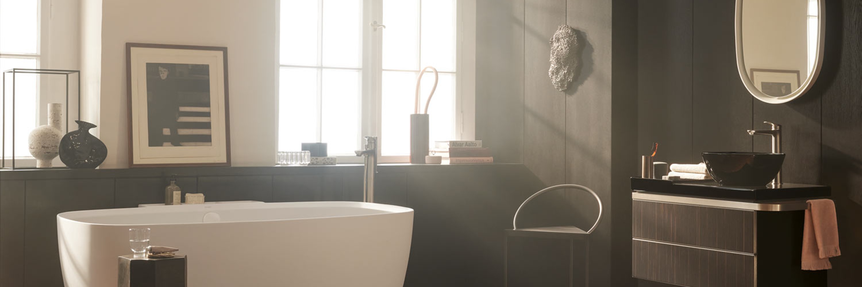 Ein Duravit-Badezimmer mit einer Aurena-Badewanne und einem Waschtisch, umgeben von dekorativen Elementen