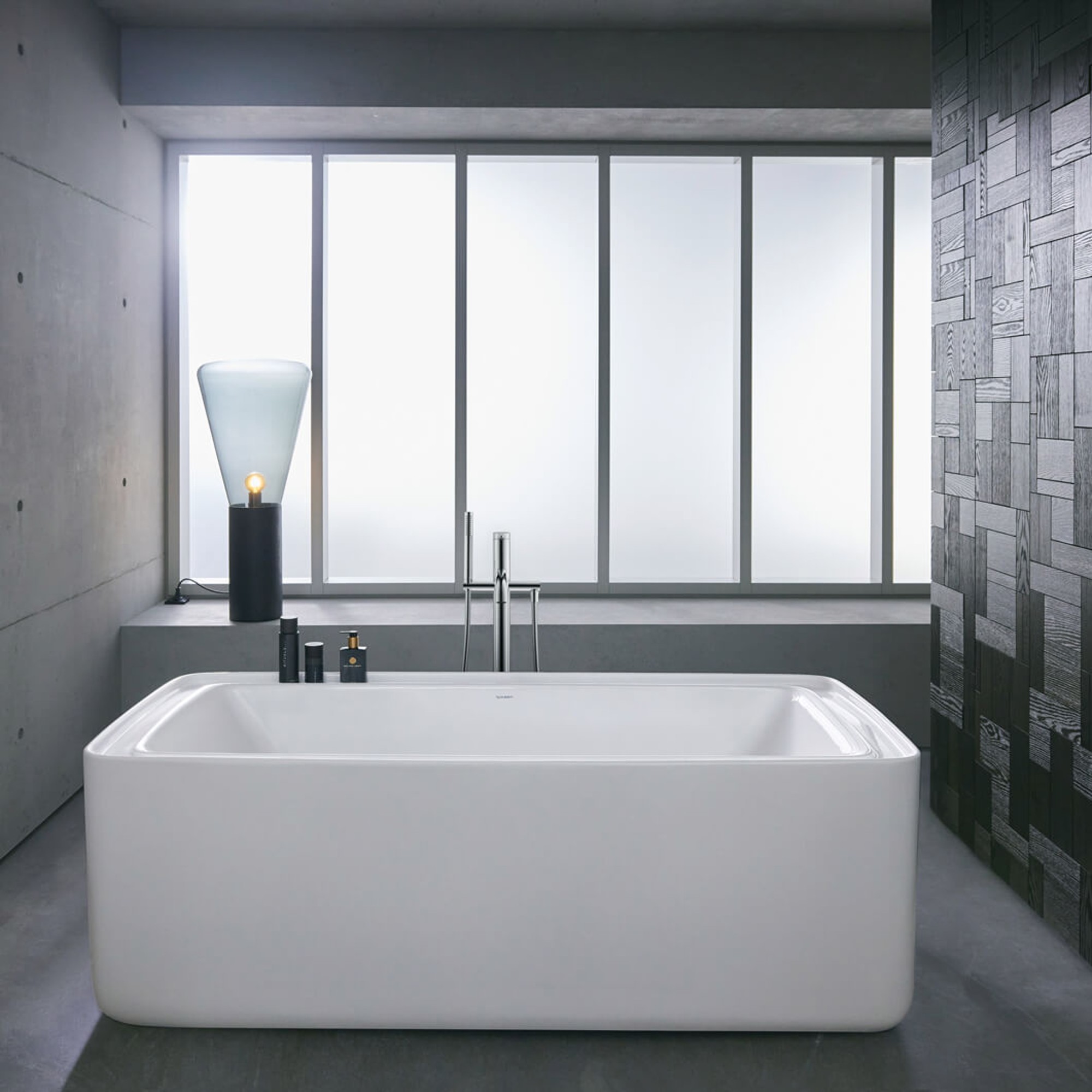 Duravit Bento Satrck Box Badewanne mit bodenstehender Wannenarmatur der Serie C.1
