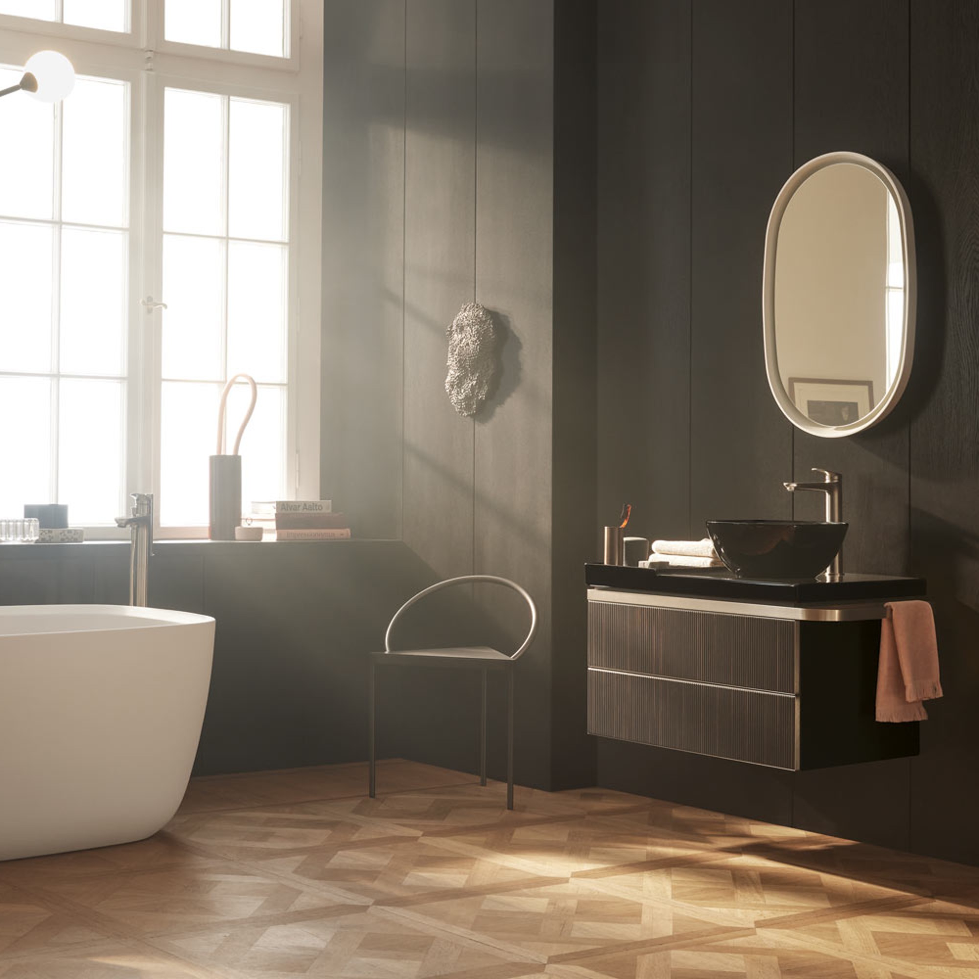 schwarz weißes Badezimmer, Sonnenlicht fällt durch das Fenster