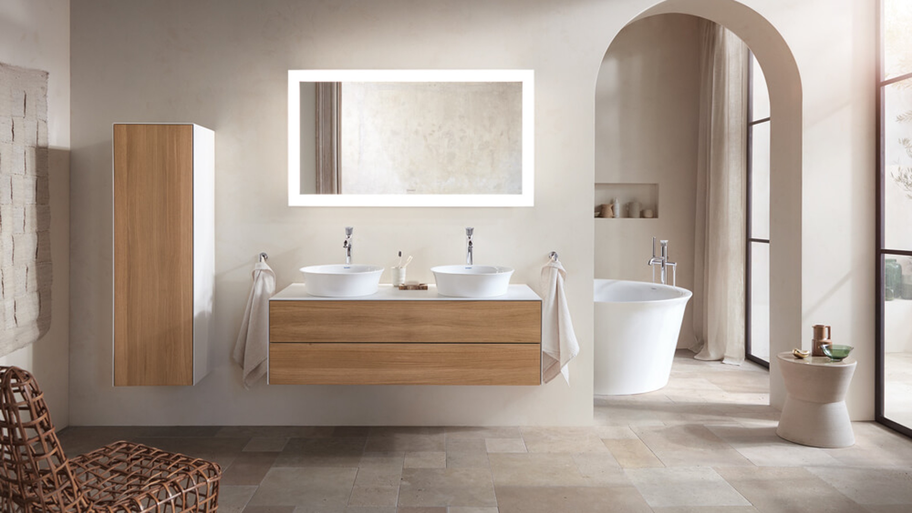 Helles Badezimmer mit WhiteTulip Aufsatzbecken