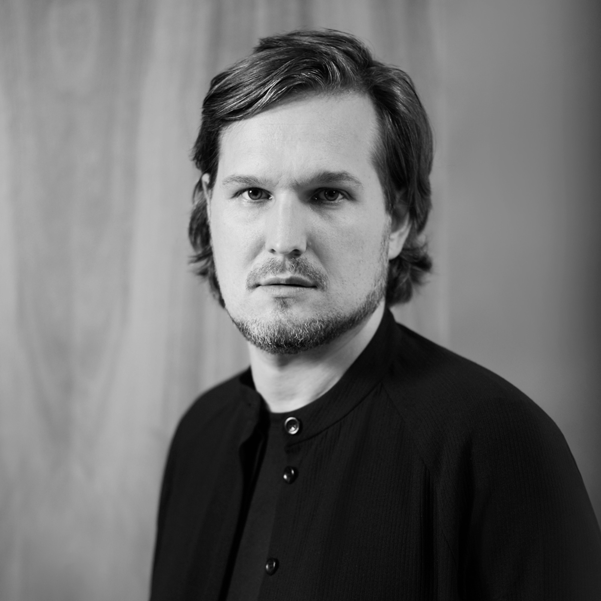 Portraitfoto von Sebastian Herkner in schwarz-weiß