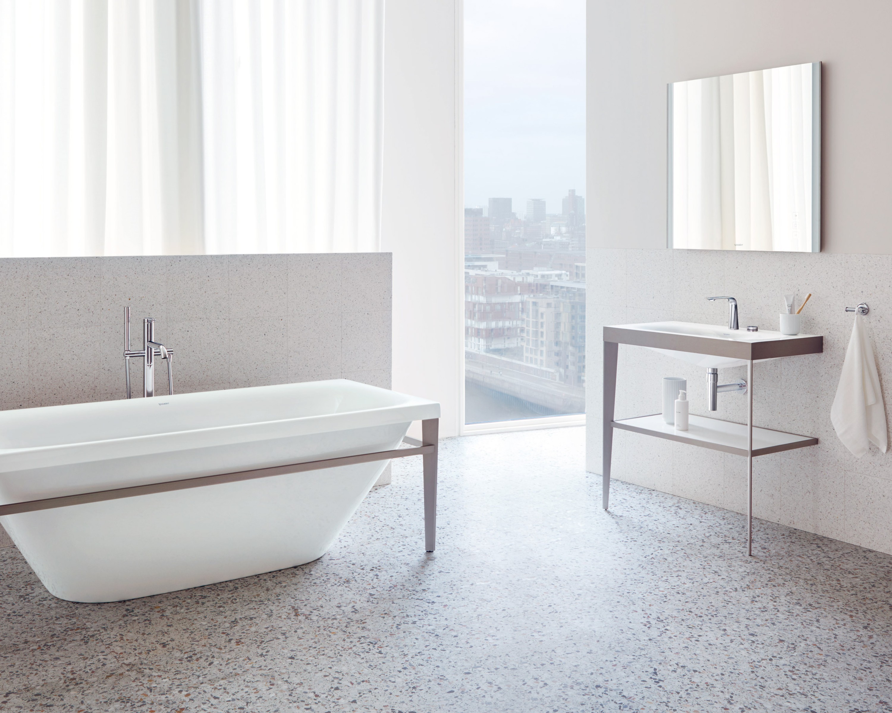 Helles Badezimmer mit Viu Acryl Badewanne