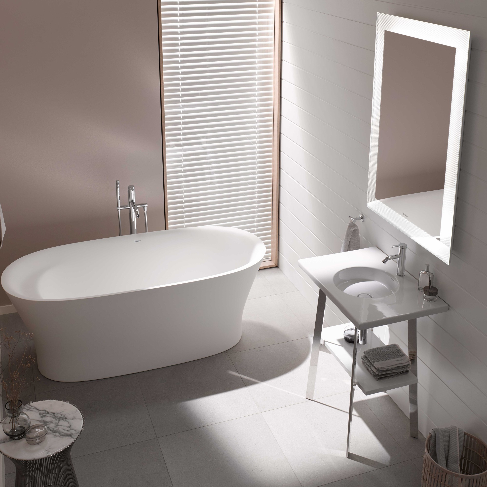 Kleines Badezimmer mit Waschplatz und Duravit Cape Cod Badewanne