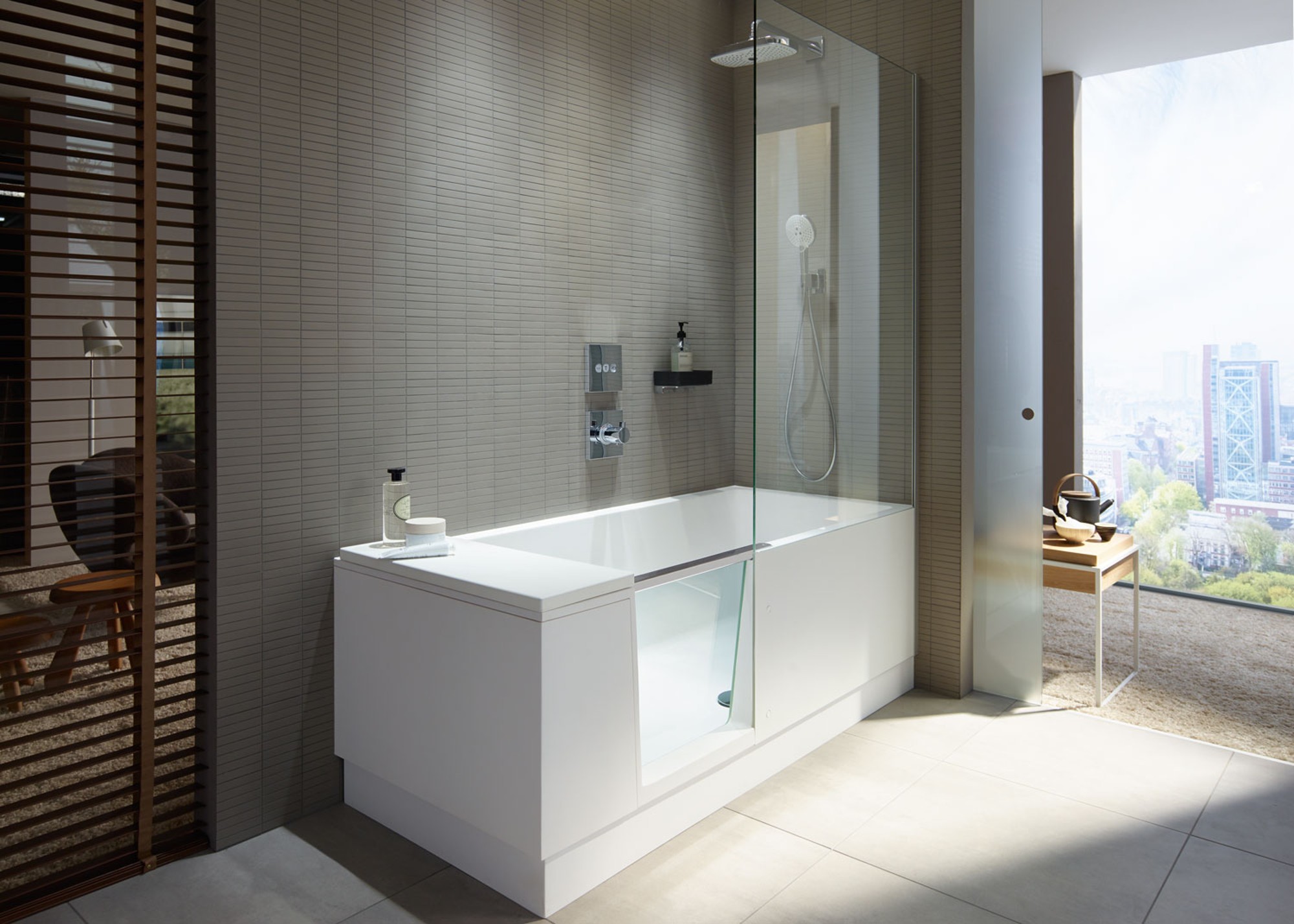 Kleines Badezimmer mit Shower + Bath Duschbadewanne