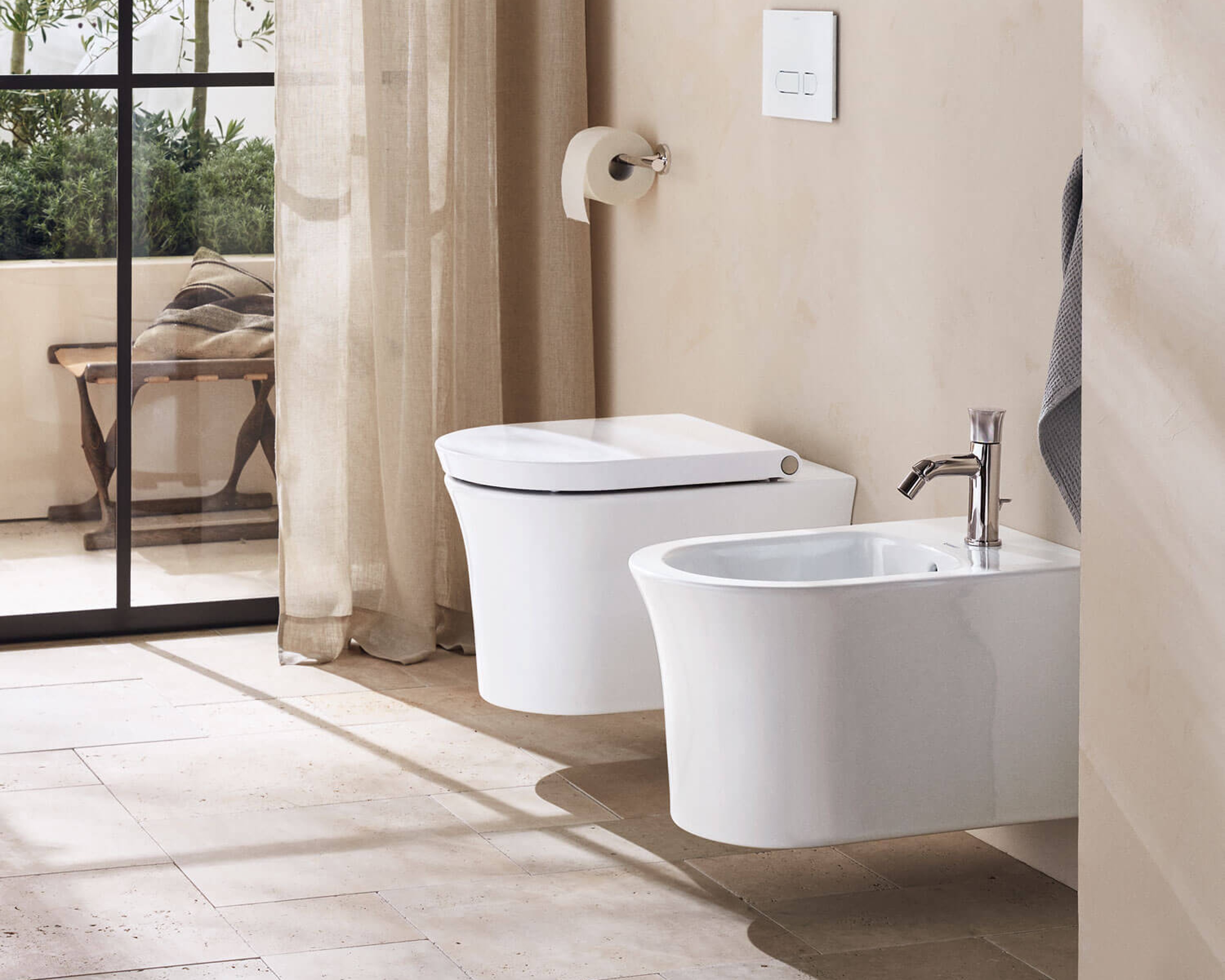 Duravit White Tulip WC und Bidet in hellem Badezimmer