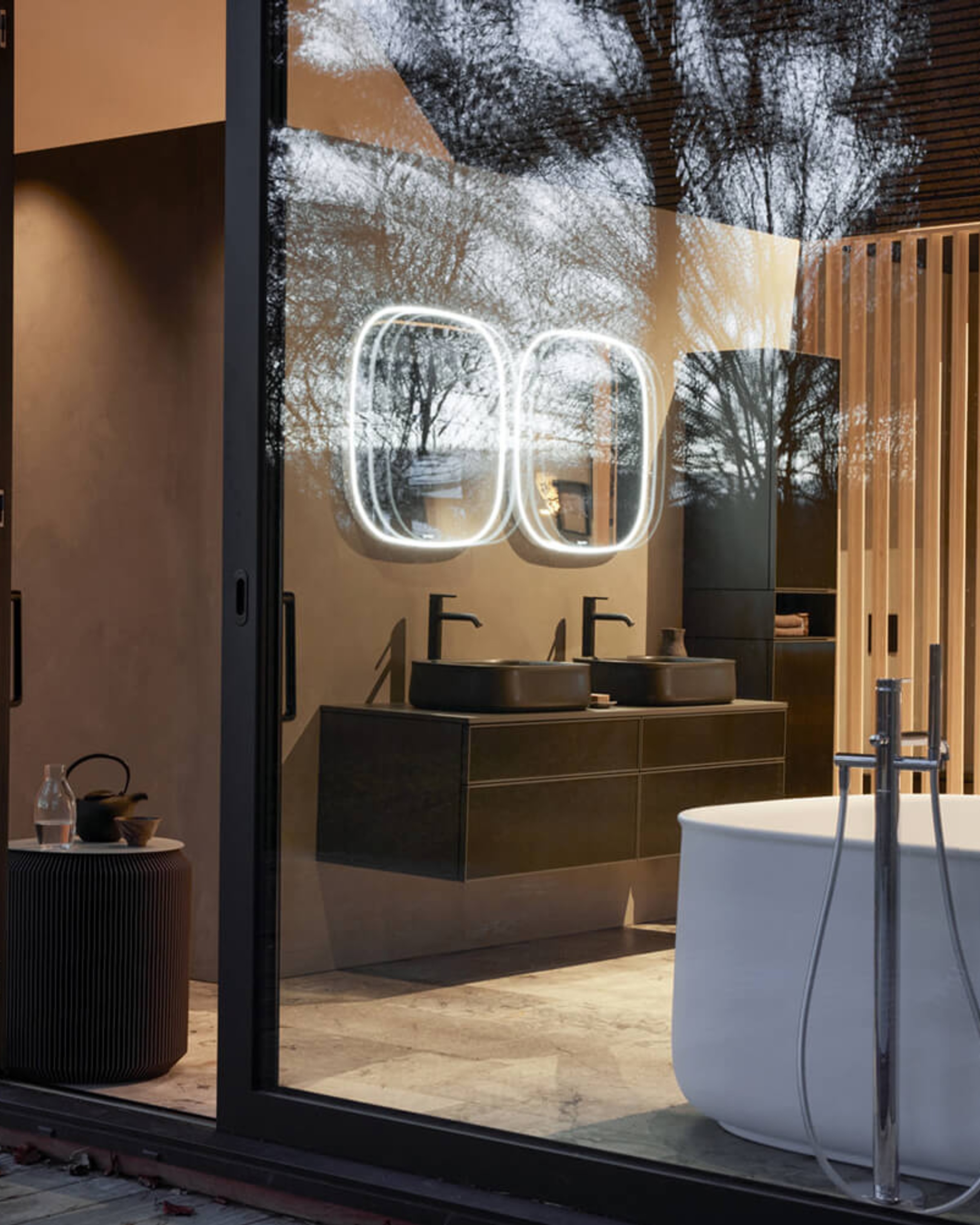 Duravit Zencha Badezimmer mit Doppelwaschplatz und Badezimmerschrank vor einer freistehenden Badewanne