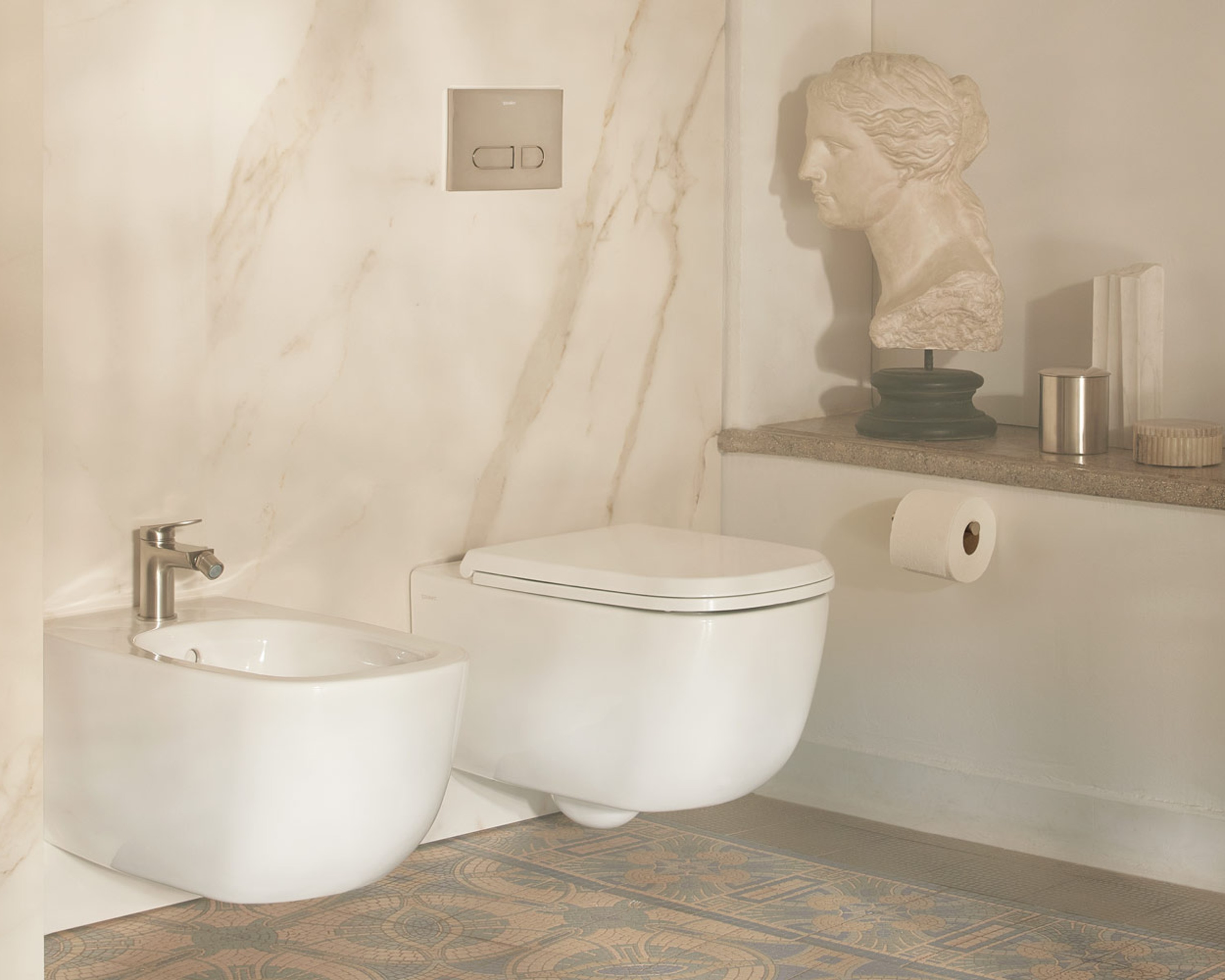 Wandhängendes Bidet und WC der Serie Duravit Aurena