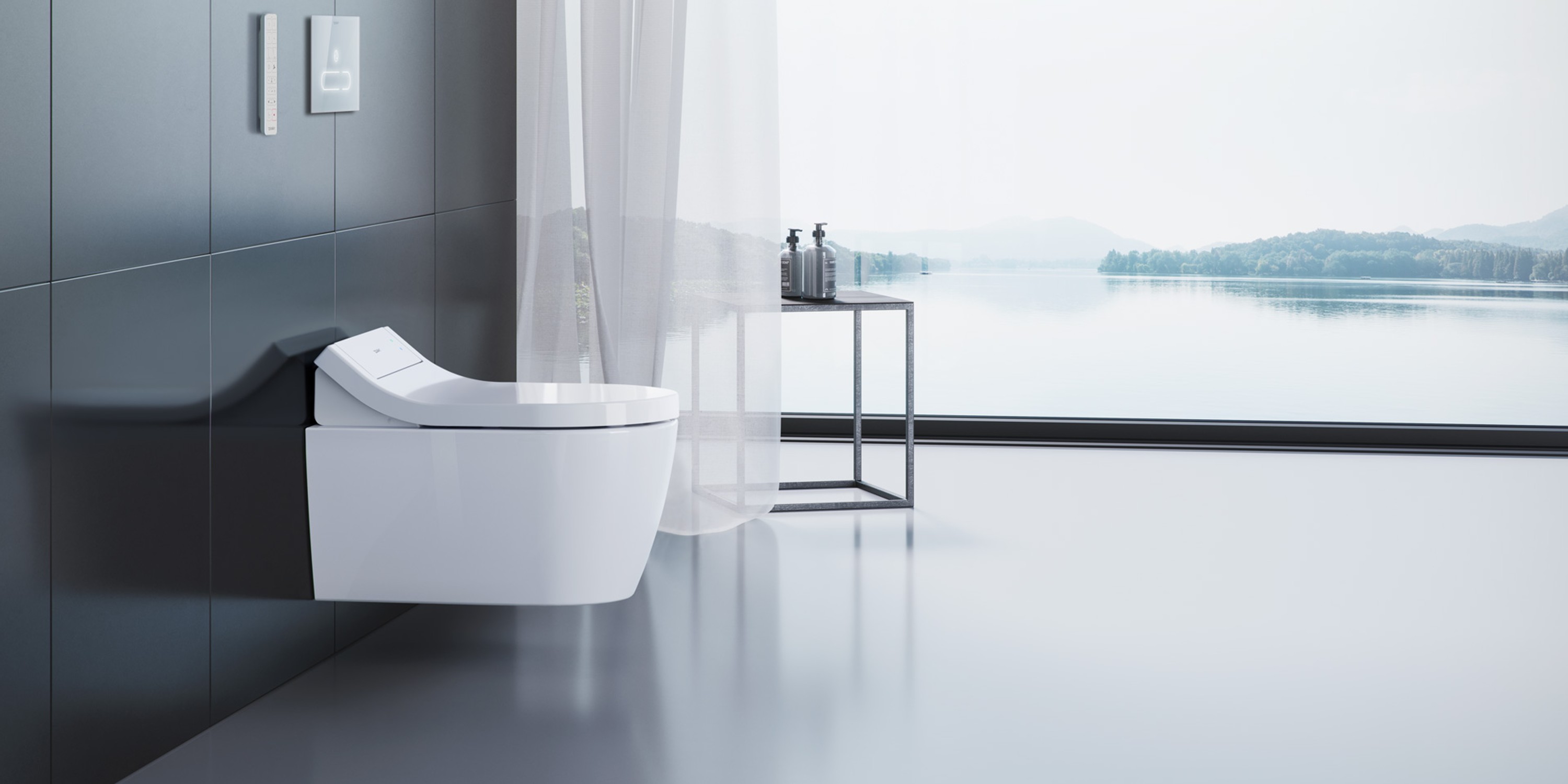 Sensowash Badezimmer mit Toilette und Ausblick in die Natur