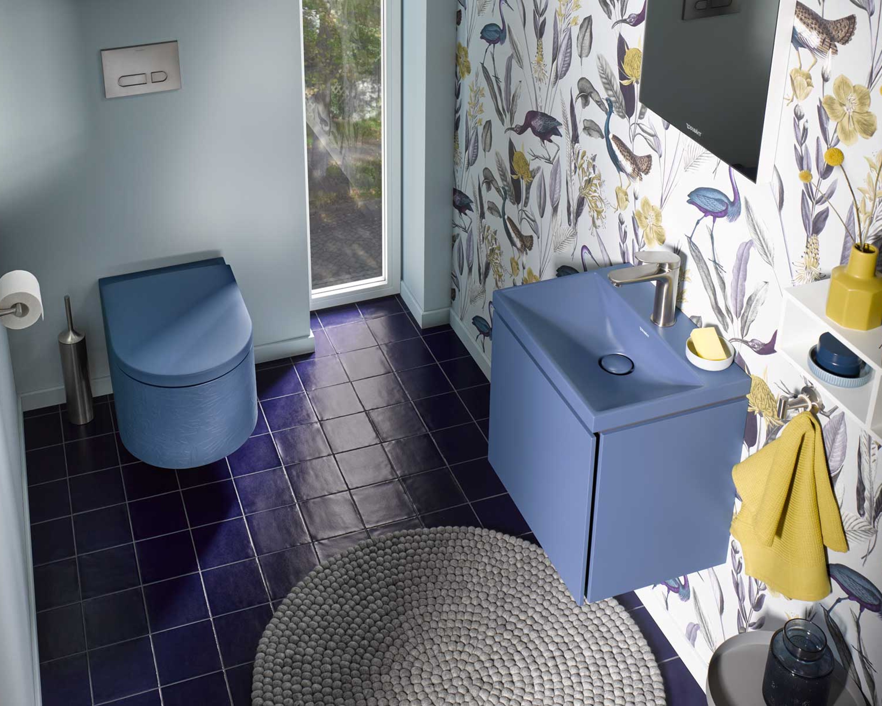 Kleines Badezimmer mit Wand-WC und Waschplatz der Serie Vitrium von Duravit