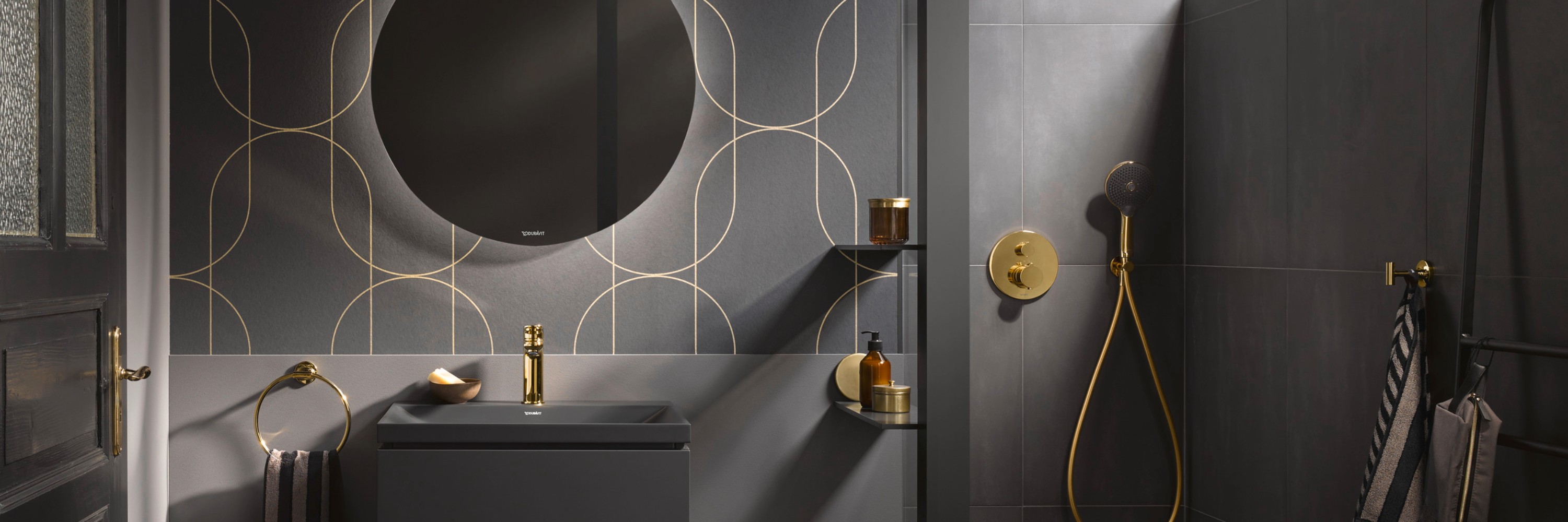Schwarze Duravit Zencha Aufsatzwaschbecken auf schwarzen Unterschränken mit schwarzen Armaturen