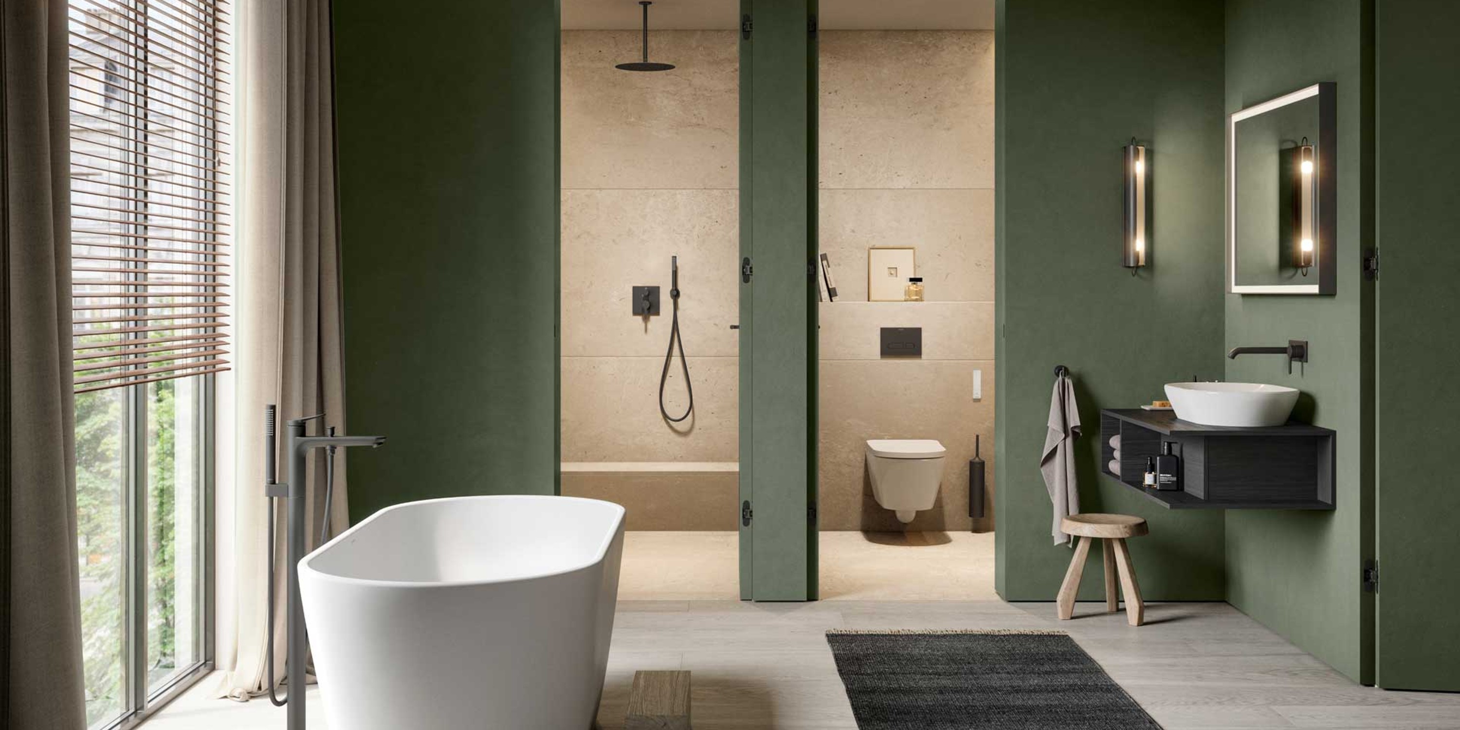 Duravit Badezimmer: Freistehende Badewanne, grüner Wandfarbe, neben Waschbecken mit Spiegel. Dusche und WC im Hintergrund