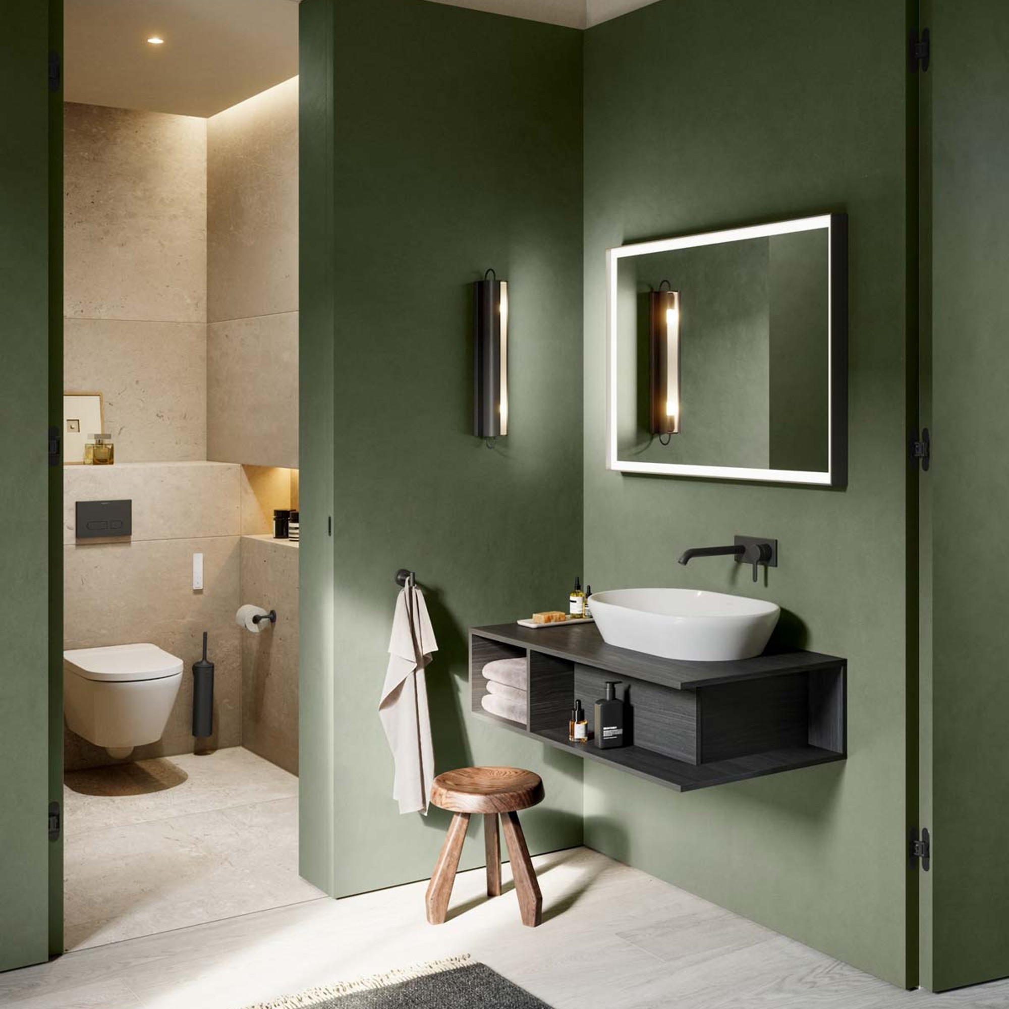Duravit Waschbecken auf grauer Ablage, beleuchtet von Wandlampen, in grünem Badezimmer mit Toilette und Holzhocker