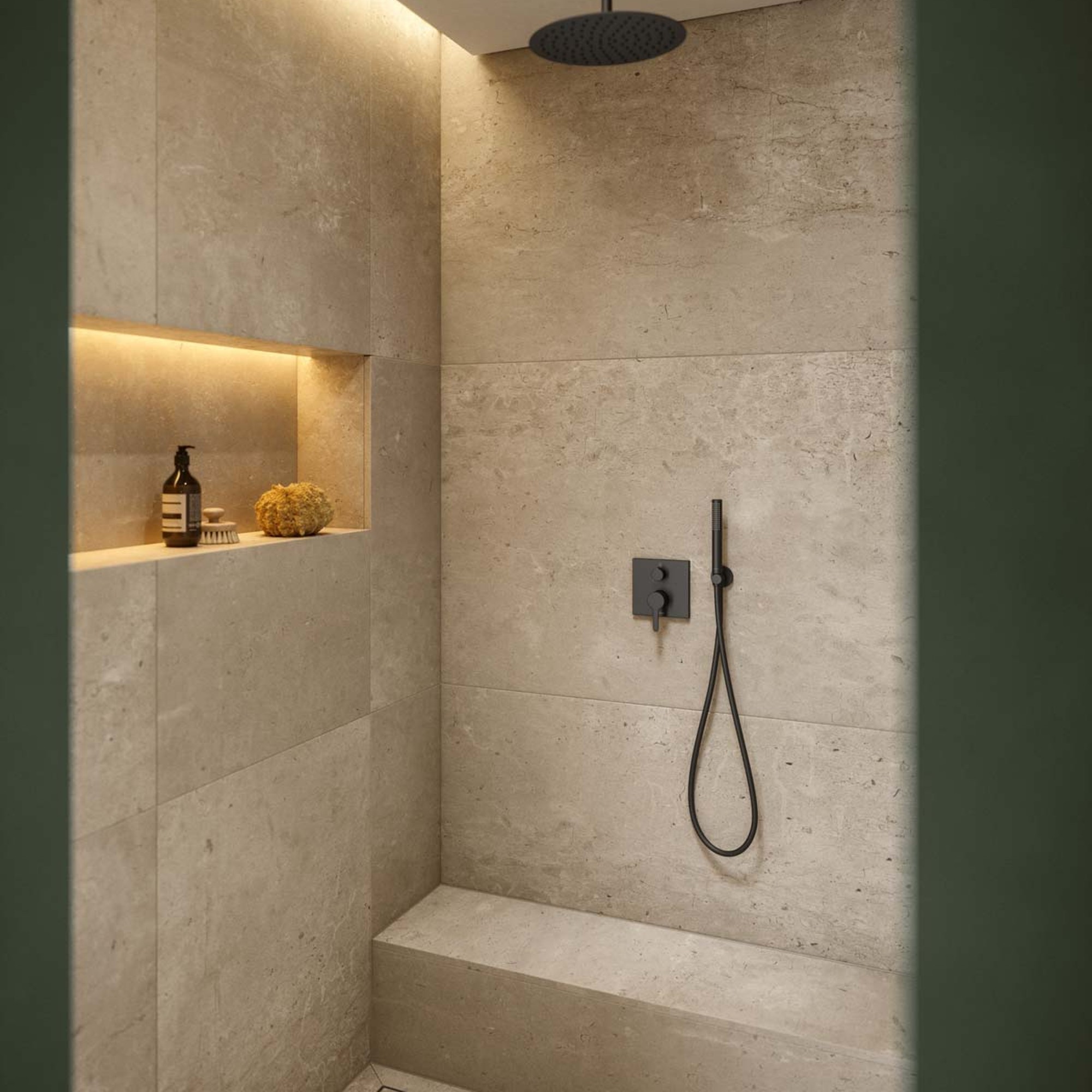 Duravit Dusche mit schwarzer Brause, integriertem Regal und Beleuchtung in einem modernen, beige gefliesten Badezimmer.