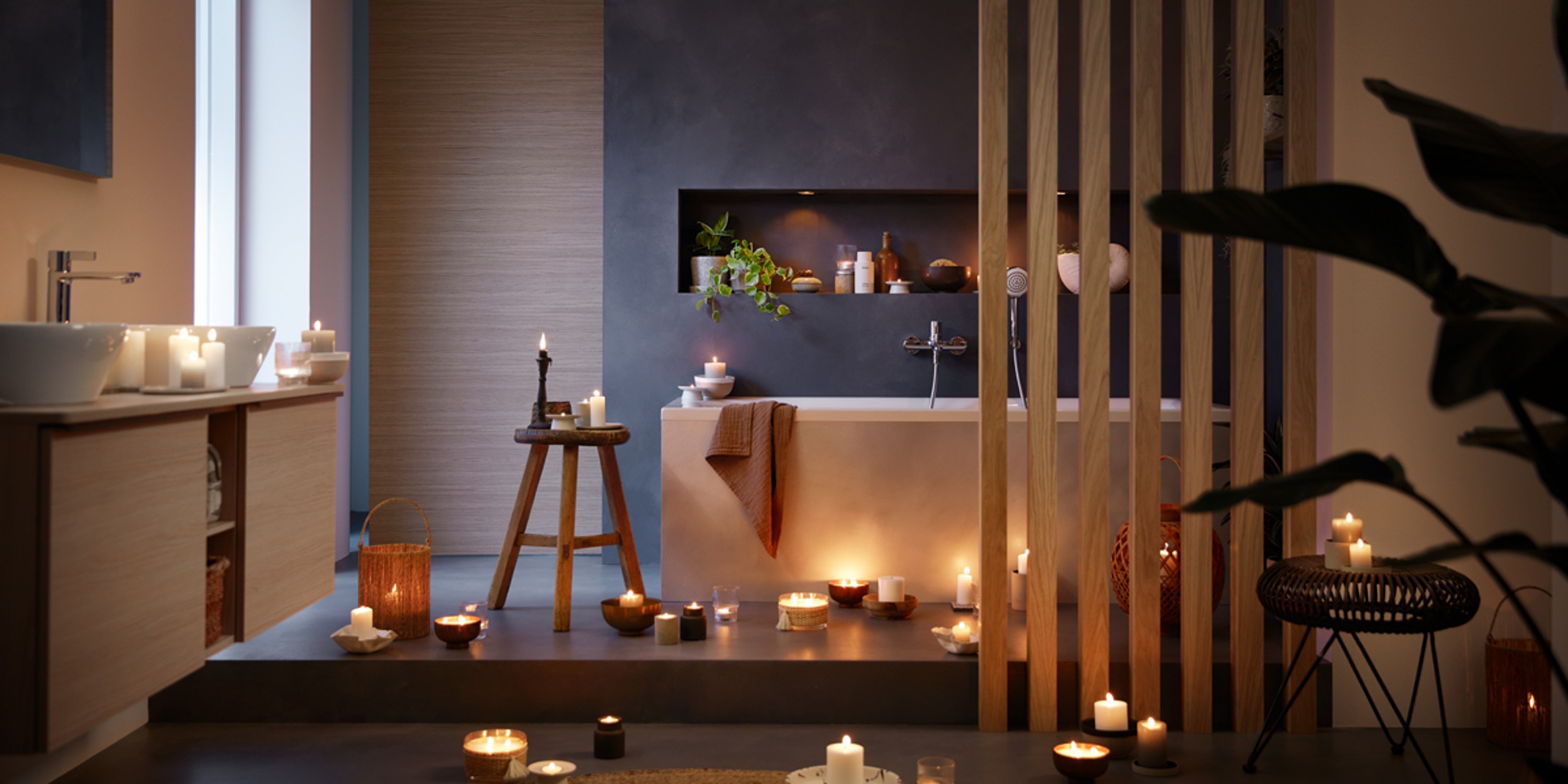 Badezimmer mit Badewanne und Lichtern