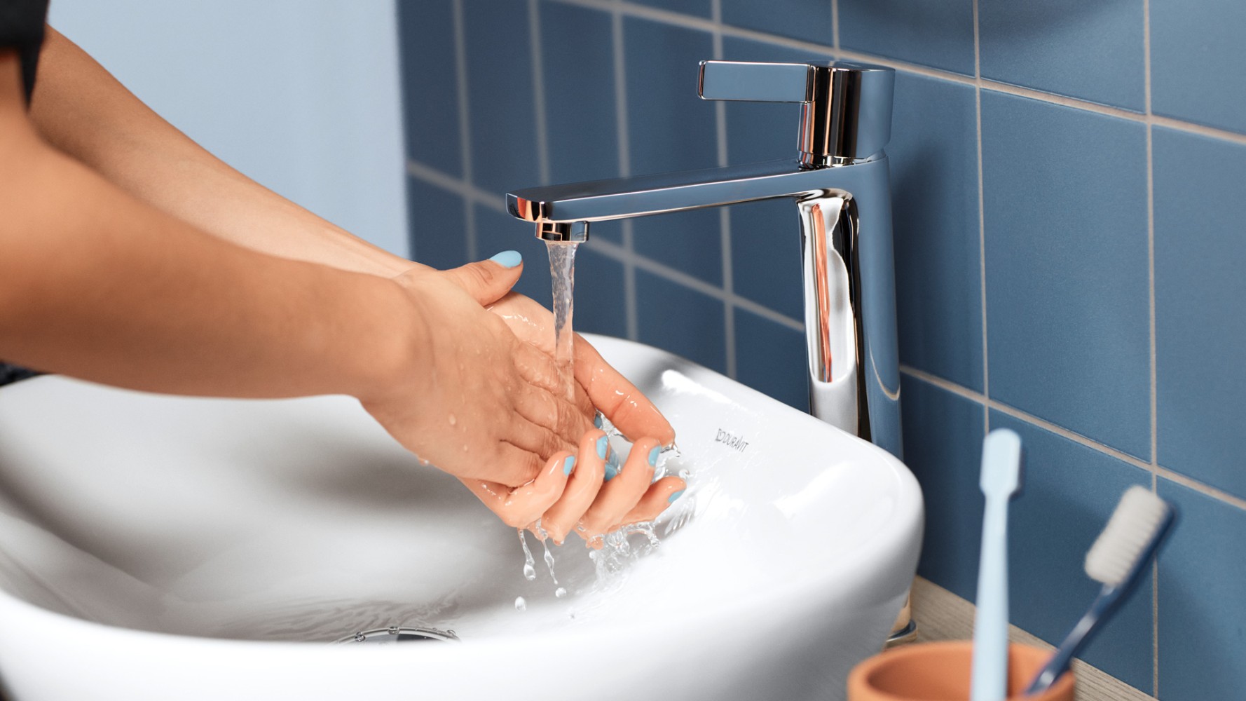 Jemand wäscht sich an einem Waschbecken die Hände
