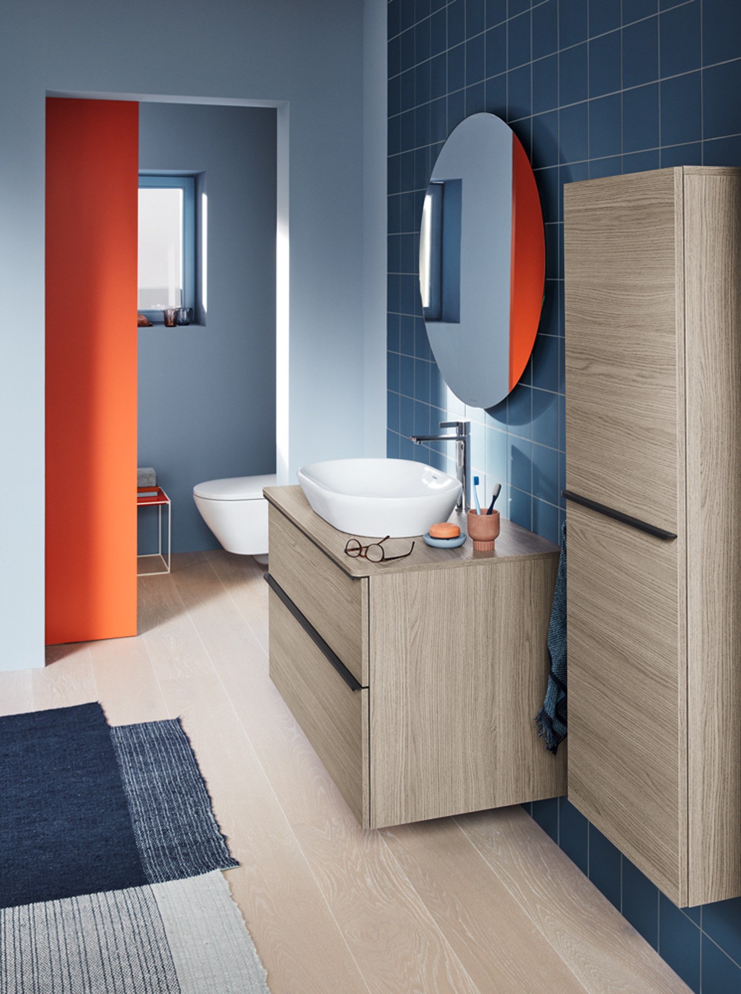 Dusche in einem kleinen, kompakten Badezimmer