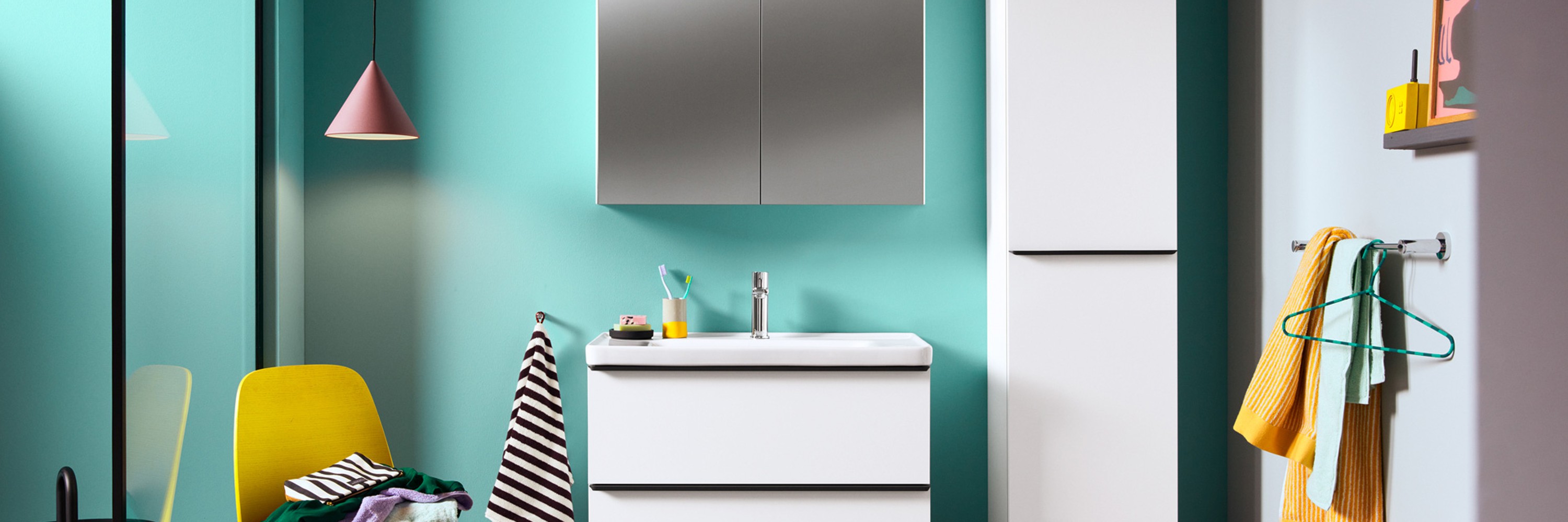 Duravit D-Neo Badezimmer mit türkiser Wand und bunten Accessoires