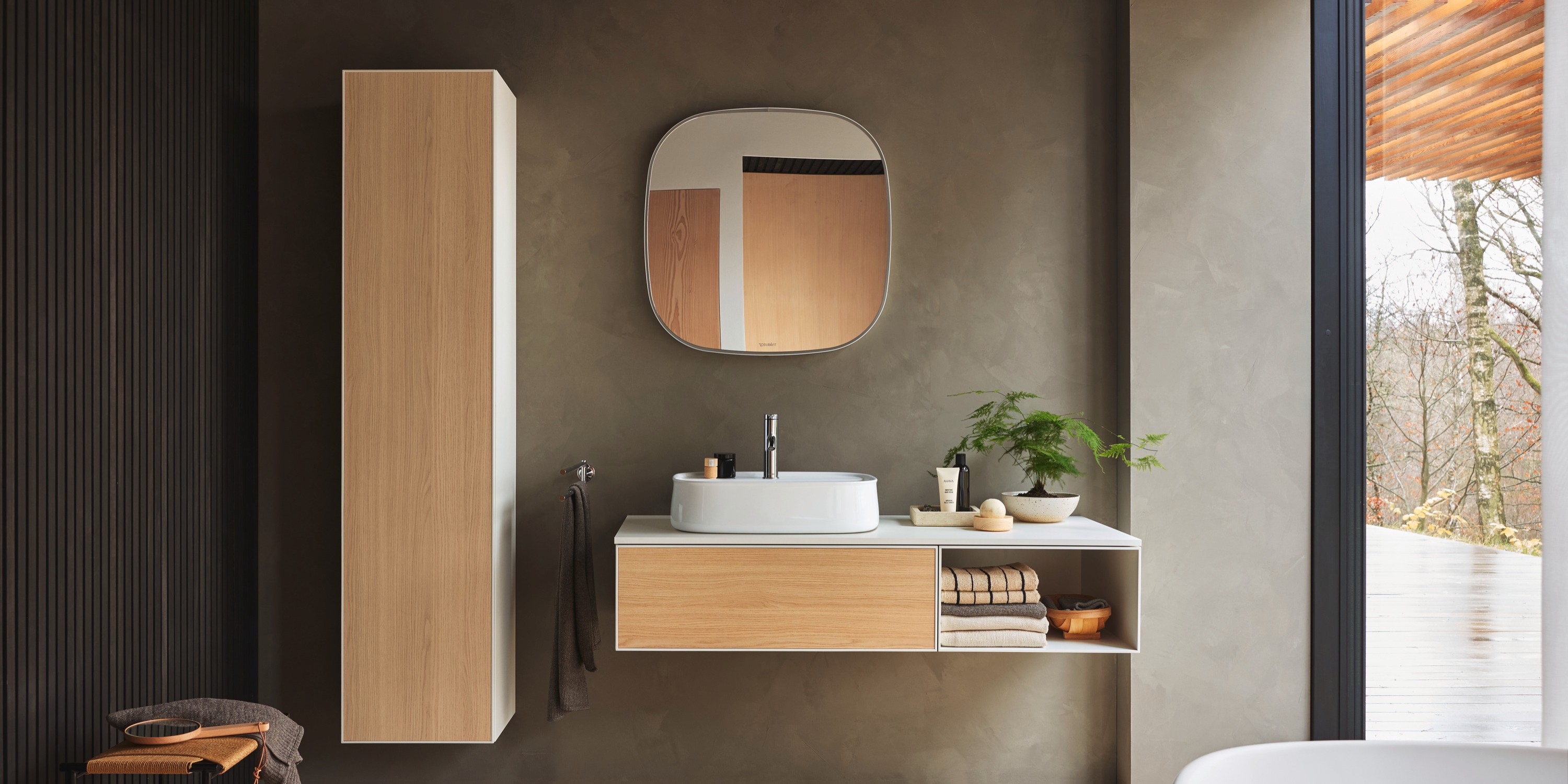 Duravit Zencha 洗漱区配有两个台盆、两个镜子和一个高柜