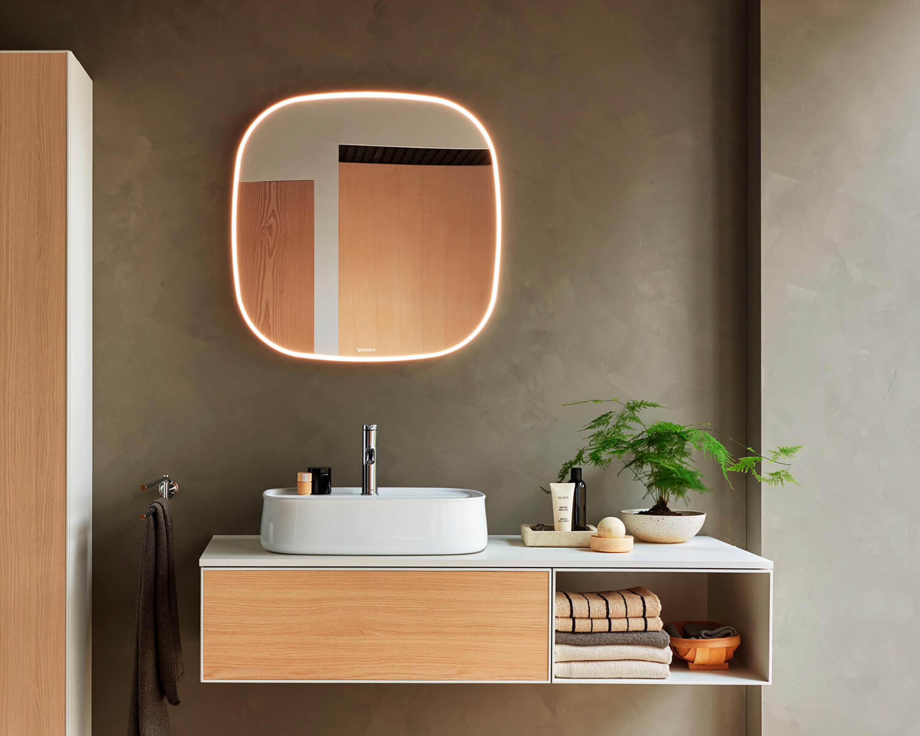 Illuminated mirror from the Zencha series.