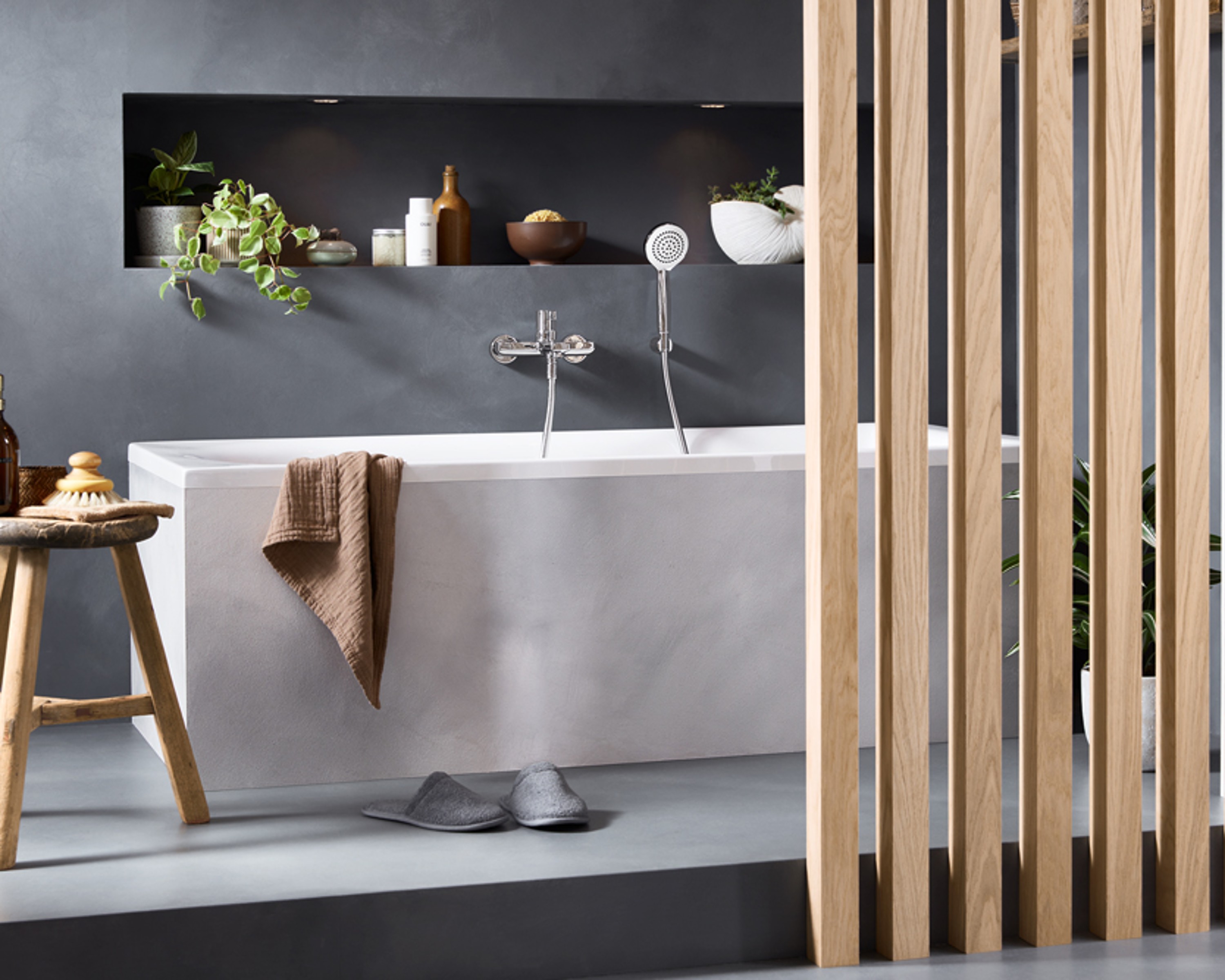 Einbaubadewanne der Serie D-Neo von Duravit in einem modernen Badezimmer 