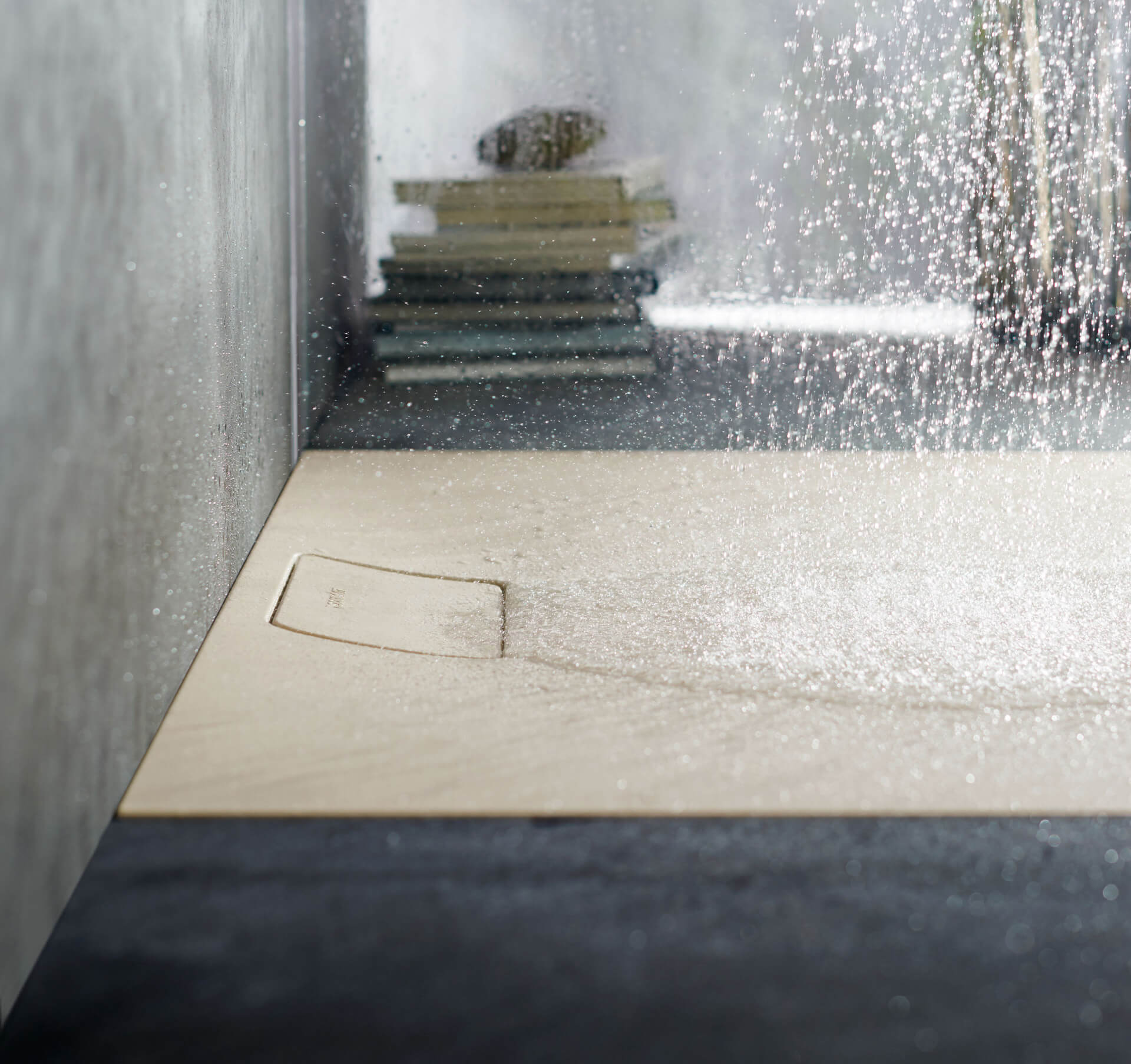 Duravit Stonetto Duschwanne mit herabfallendem Wasser