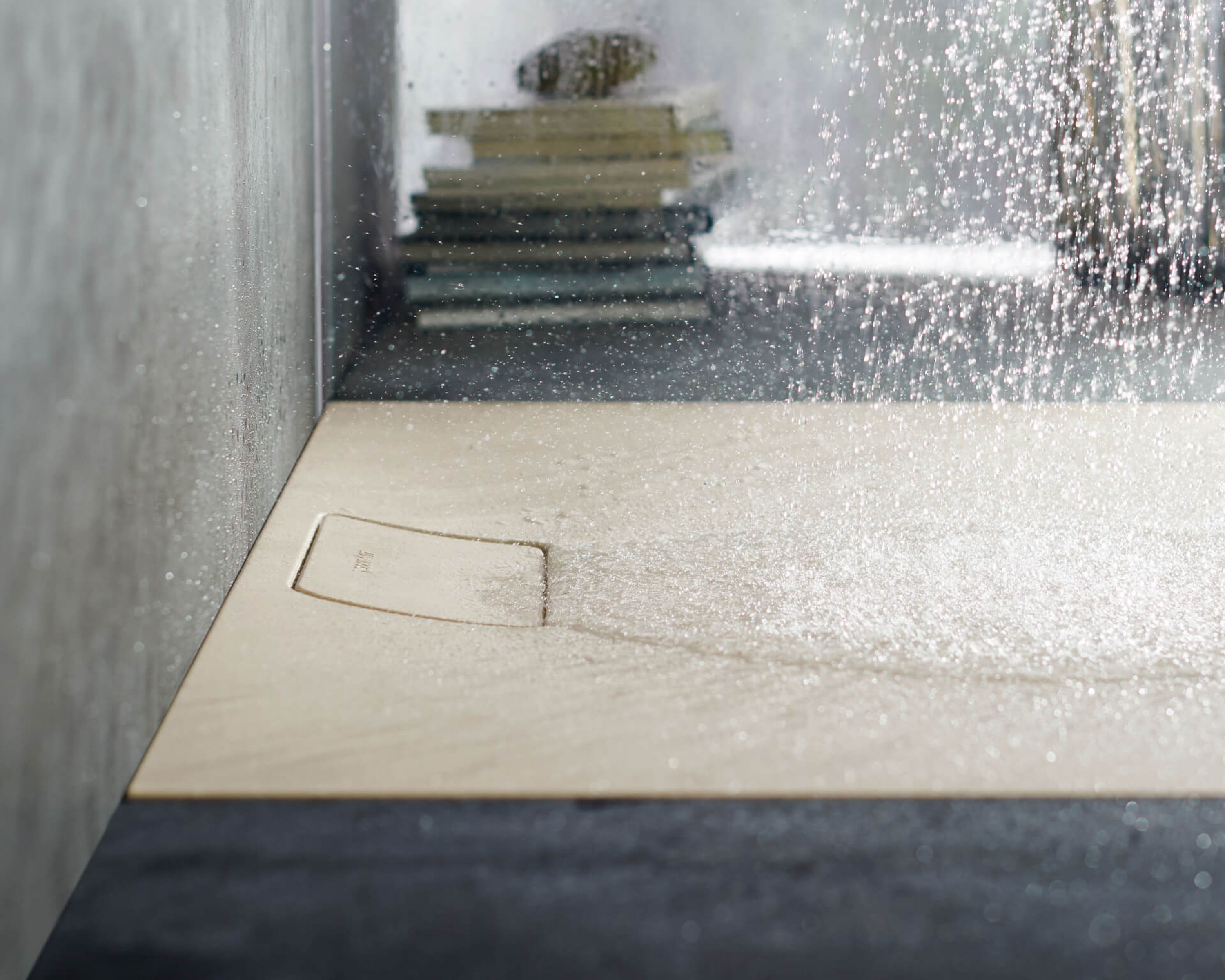 Duravit Stonetto Duschwanne mit herabfallendem Wasser