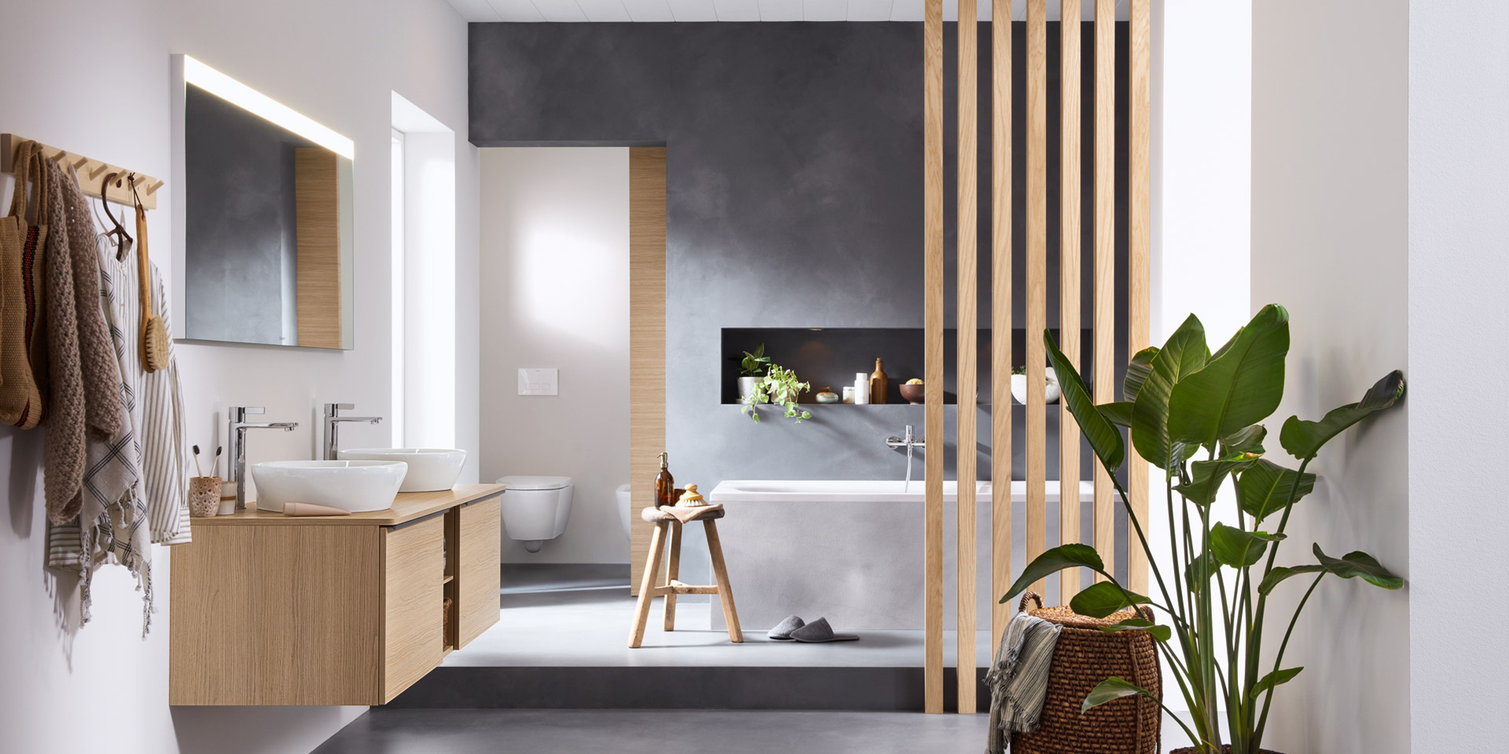 Modern-minimalistisches Badezimmer mit Badmöbeln und Keramik der Serie Duravit D-Neo