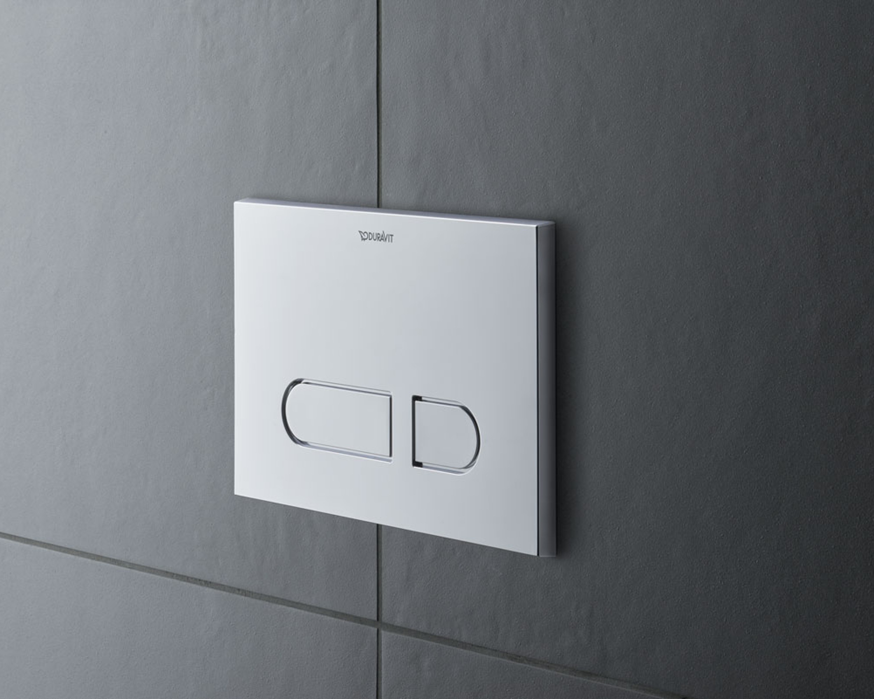 Bastätigungsplatte Chrom an schwarzer Wand