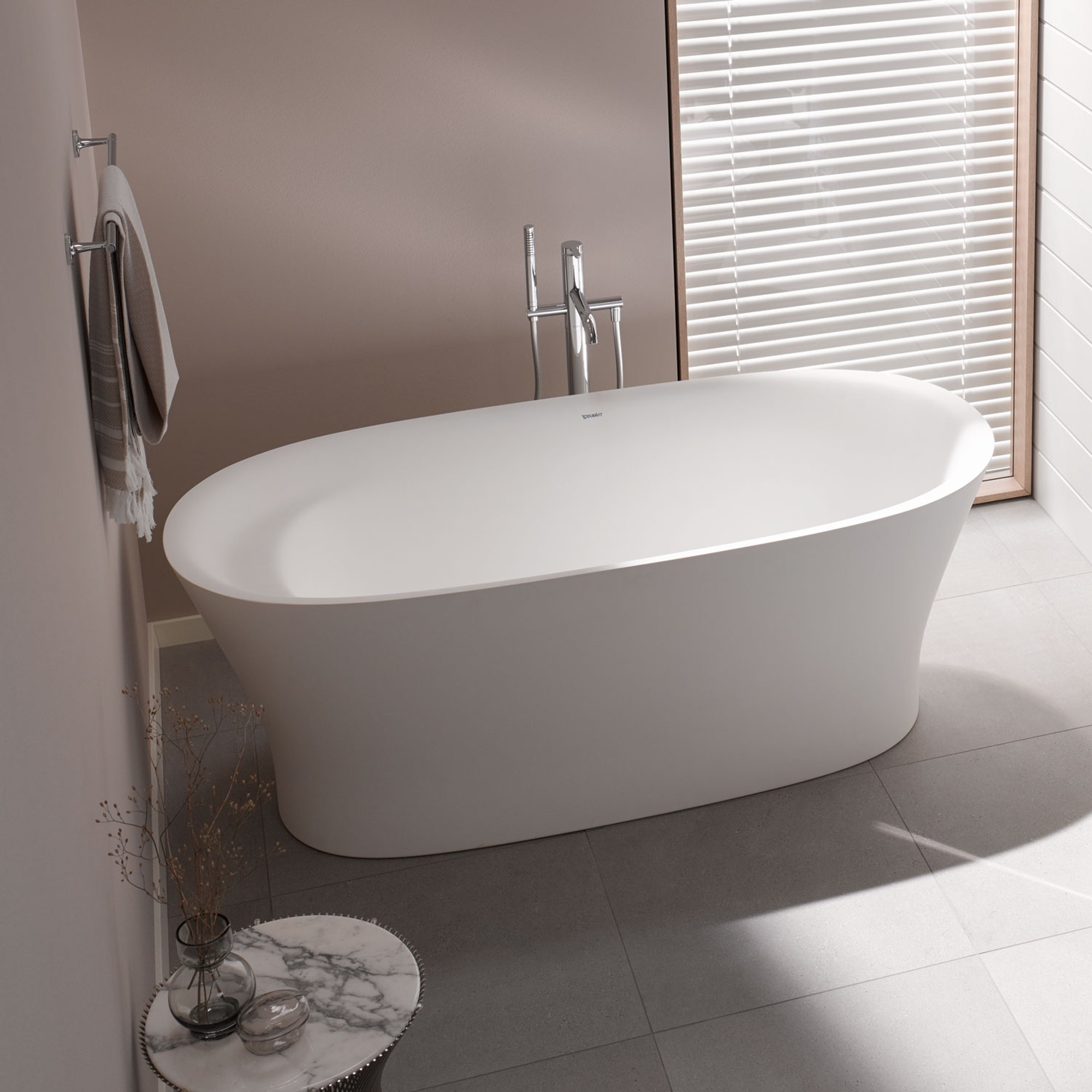 Cape Cod Badewanne freistehend in kleinem Badezimmer