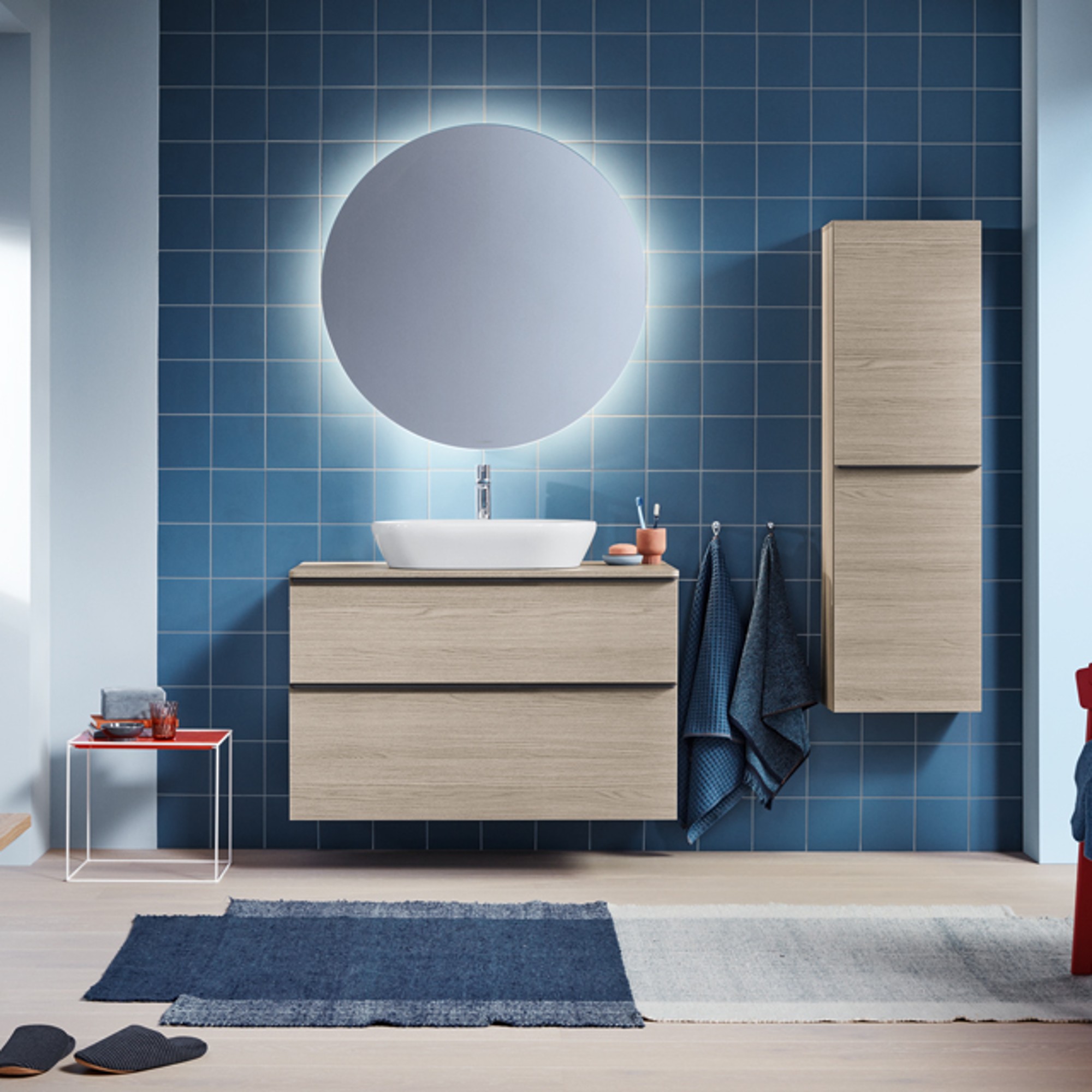 Modernes Badezimmer mit D-Neo Monochrome Waschtisch