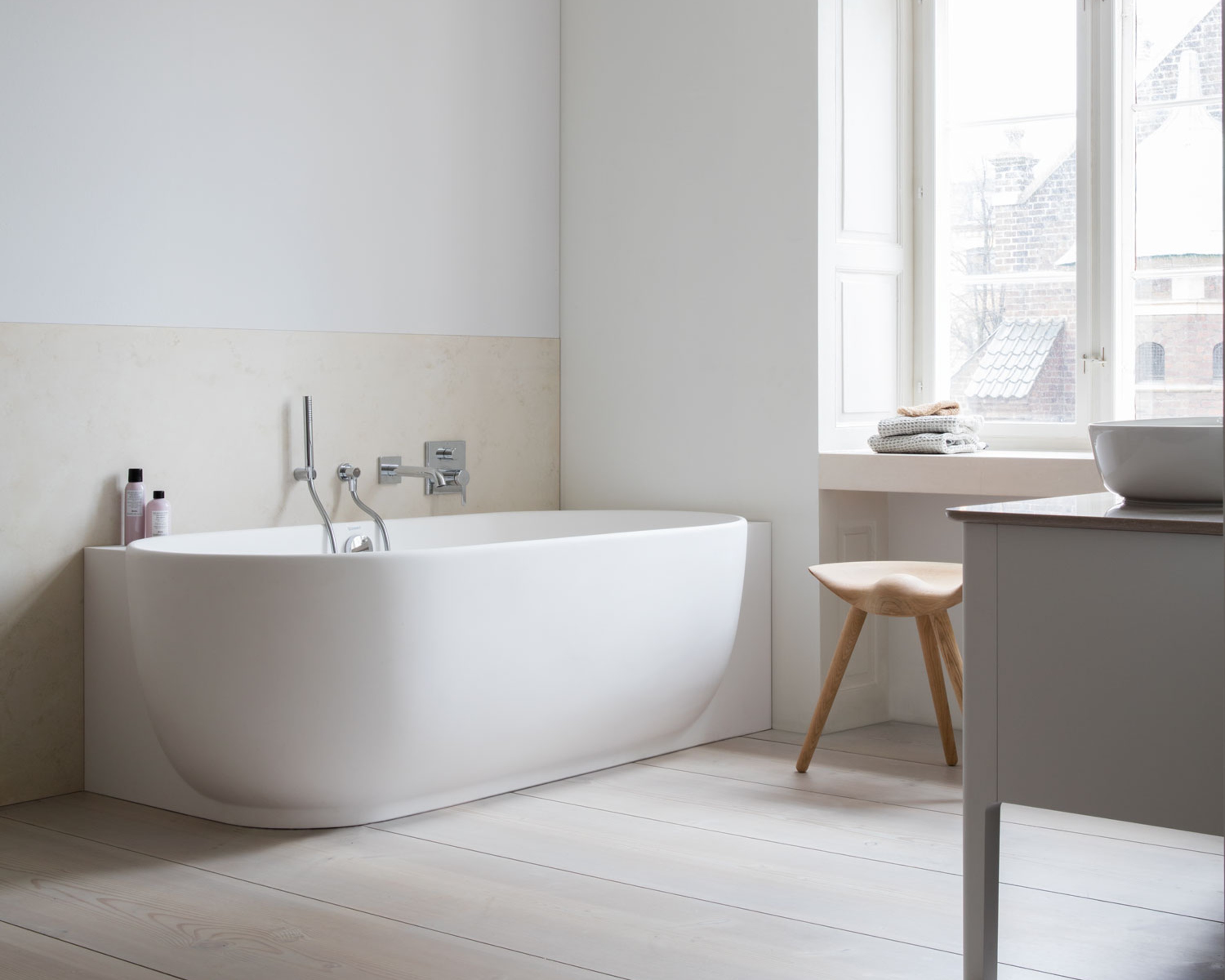 Vasca da bagno in ricomposto minerale della serie Duravit Luv