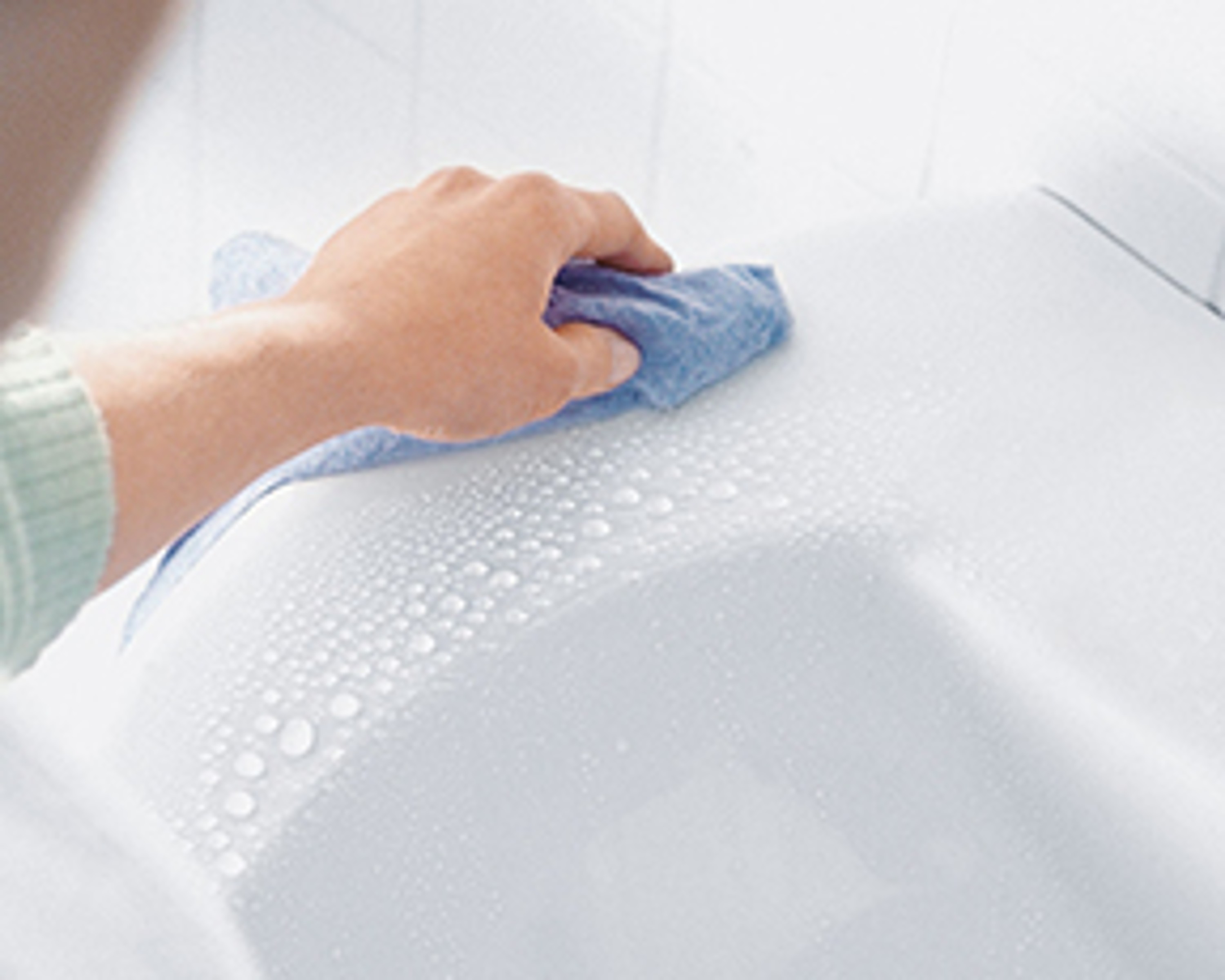 Reinigung der Oberfläche einer Duravit Keramik