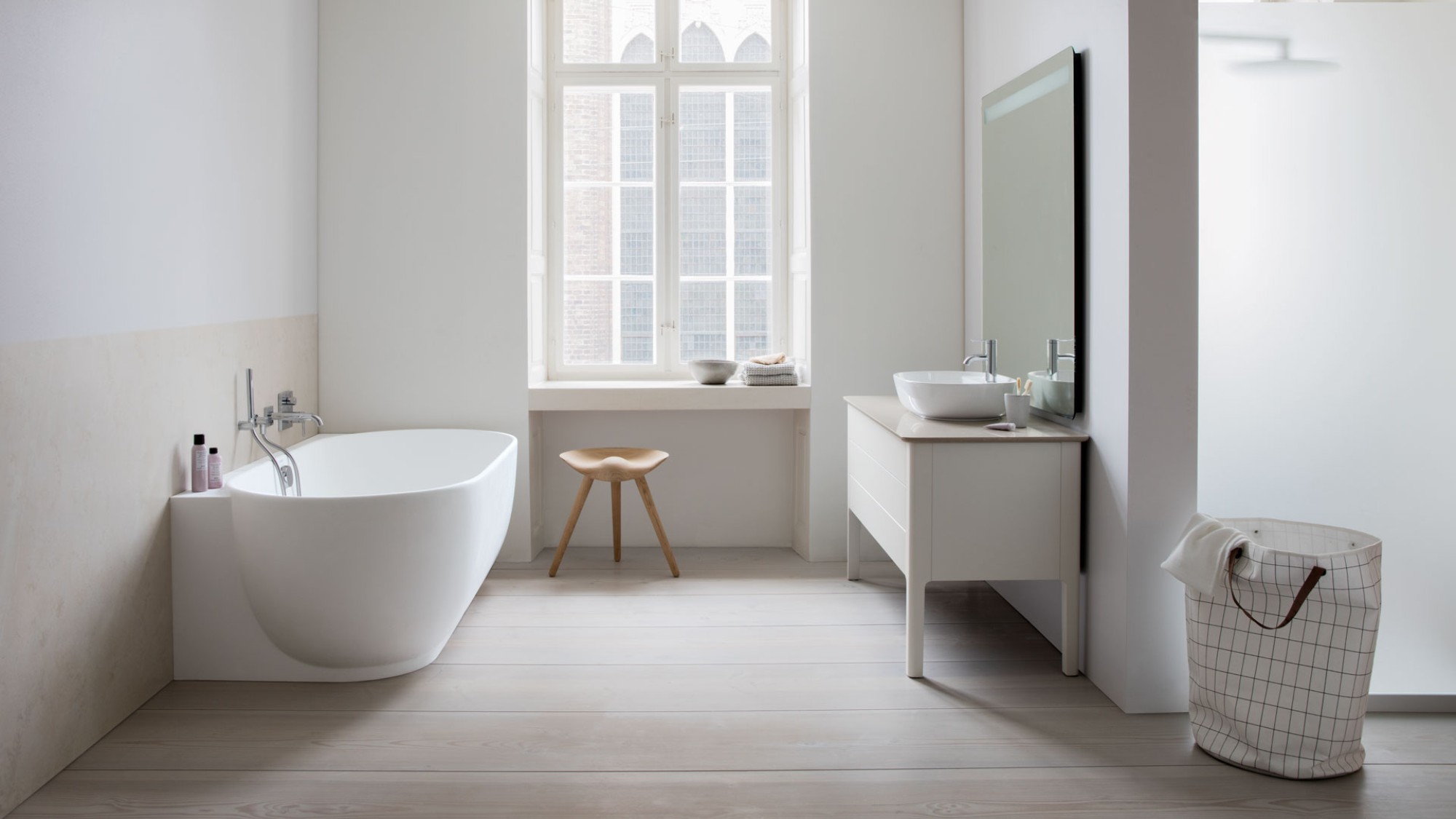 Helles Badezimmer mit Luv Eckbadewanne
