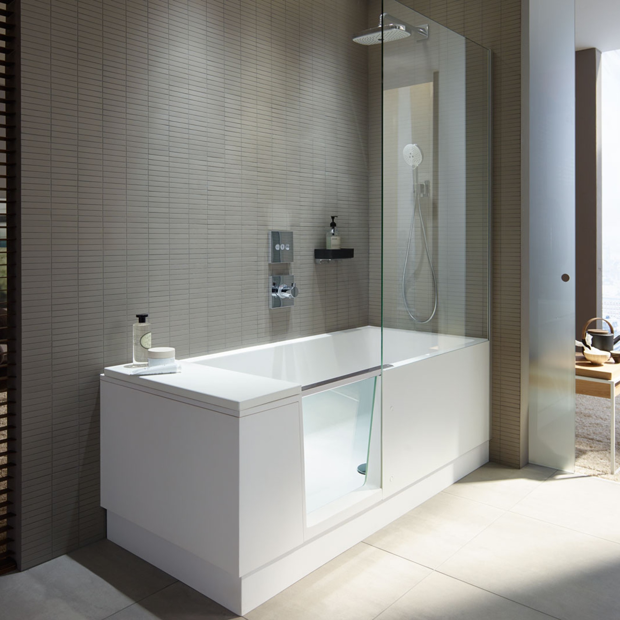 Kleines Badezimmer mit Shower + Bath Duschbadewanne