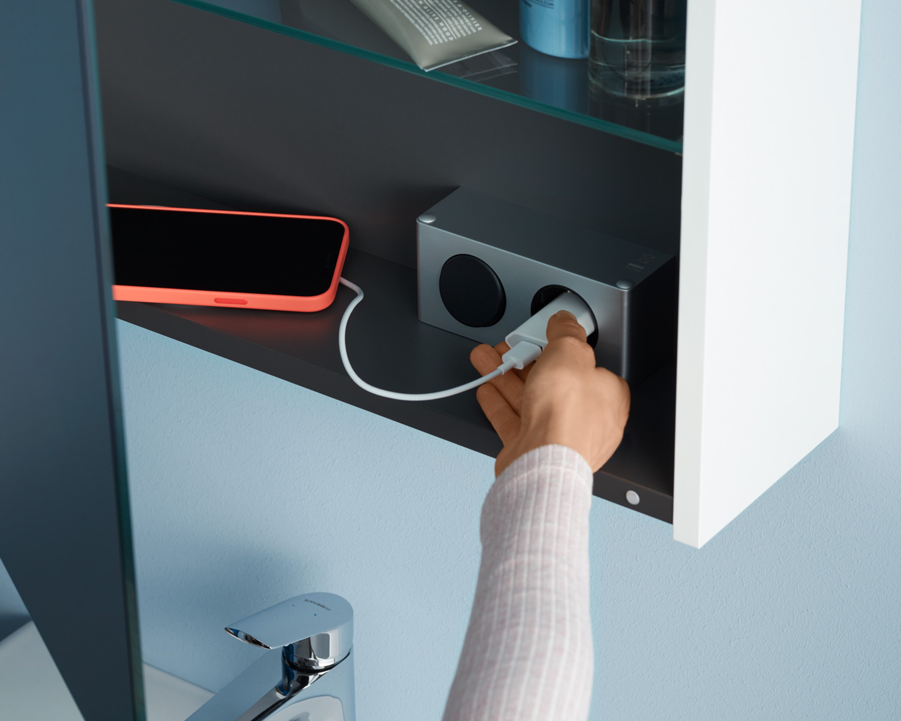 Mirror cabinet with outlet