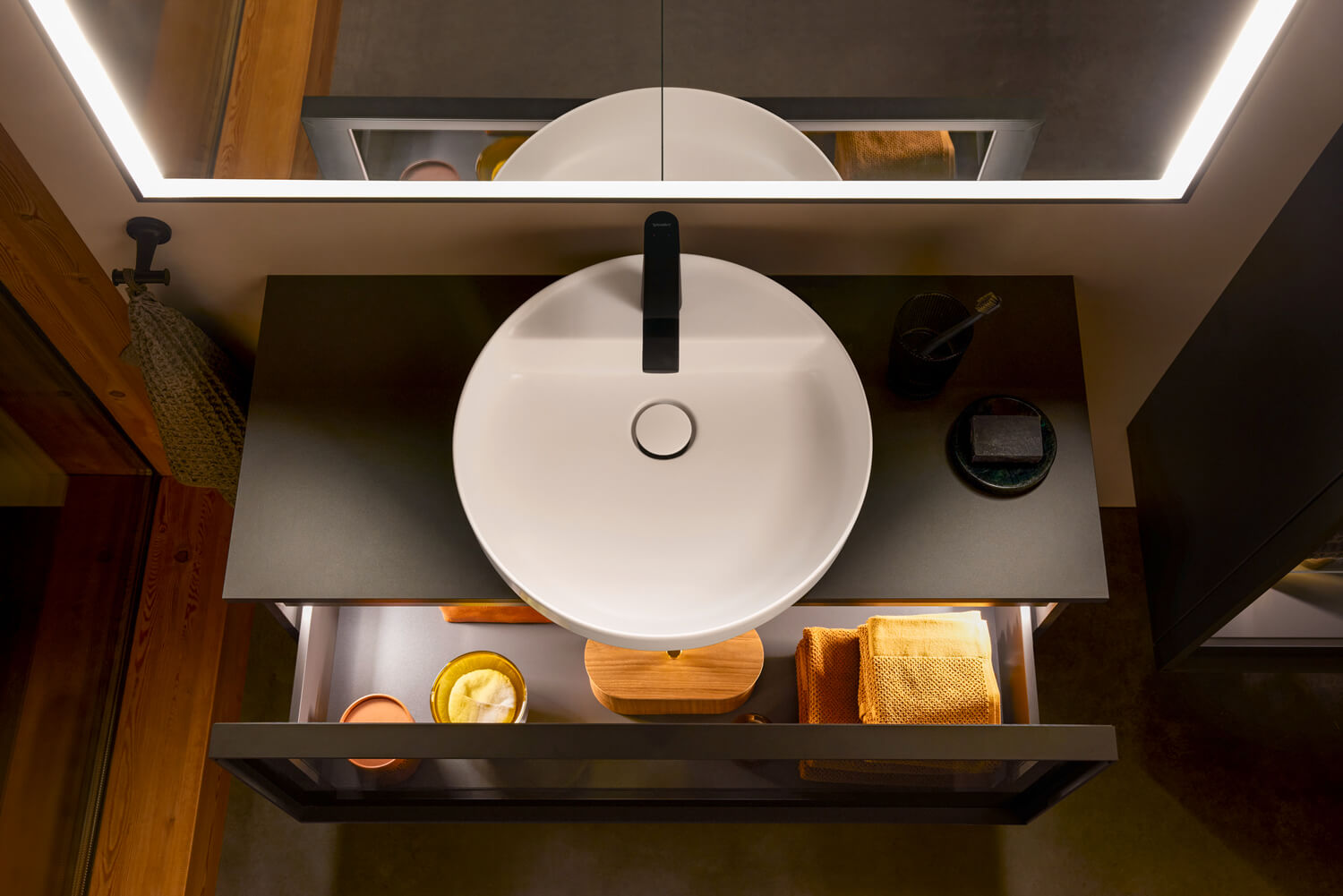 Vitrium Waschtisch von oben mit geöffneter Schublade