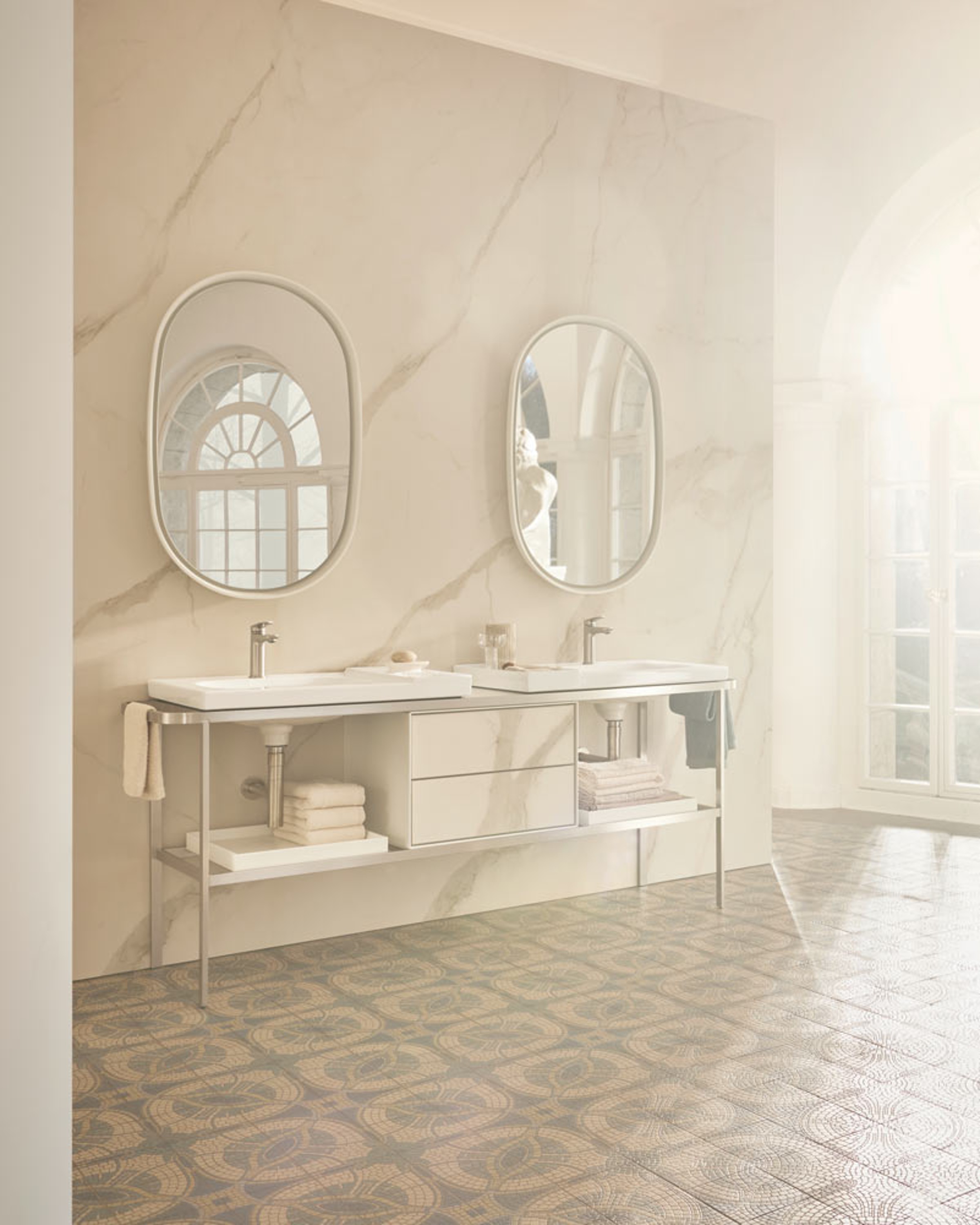 Badezimmer mit Keramiken und Möbeln Serie Duravit Aurena, helles Licht flutet durch große Fenster