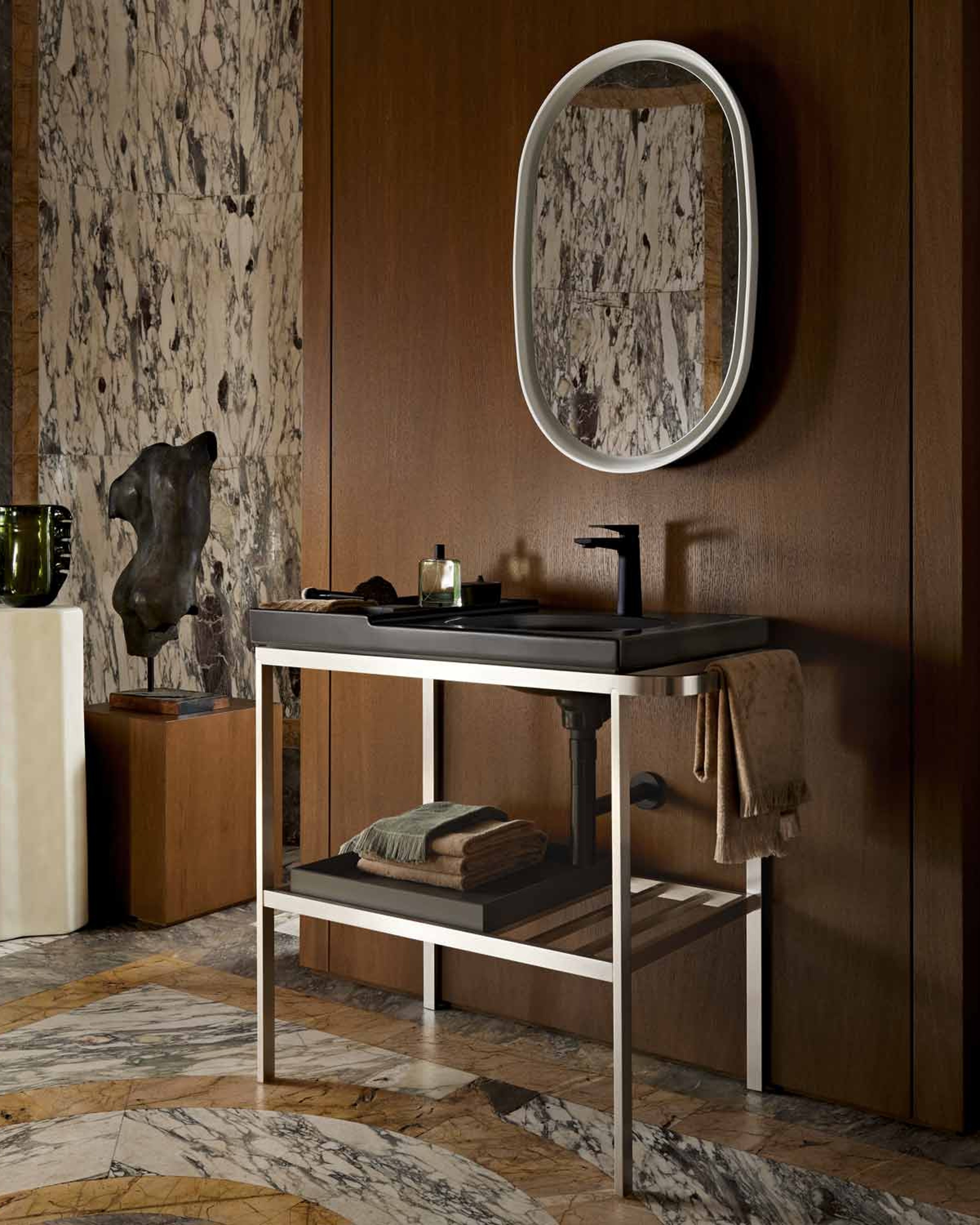 Waschplatz der Serie Duravit Aurena mit schwarzem Aufsatzwaschbecken