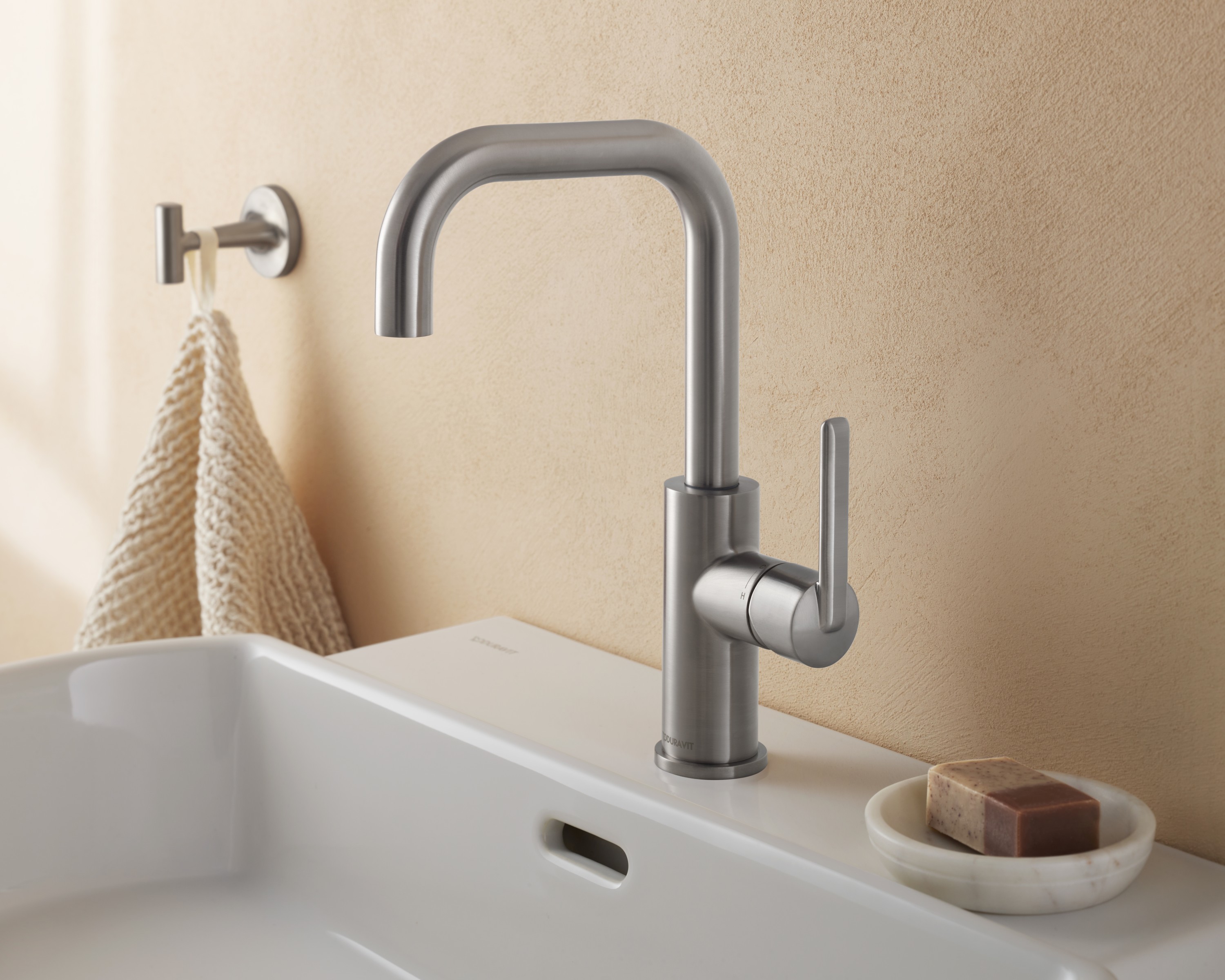 Single-lever basin mixer from the Duravit Balcoon series
