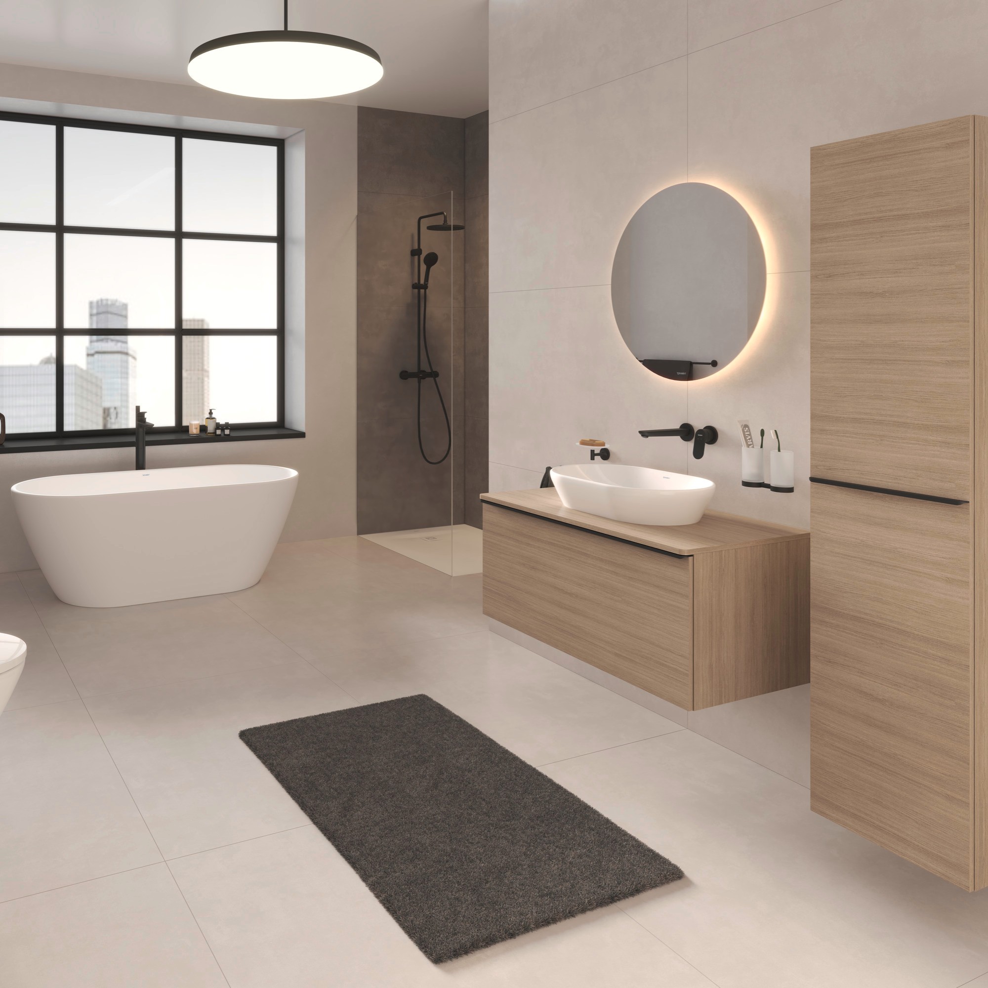 Großes, geräumiges Badezimmer von Duravit; Badmöbel in Holzoptik, schwarze Armaturen und Accessoires