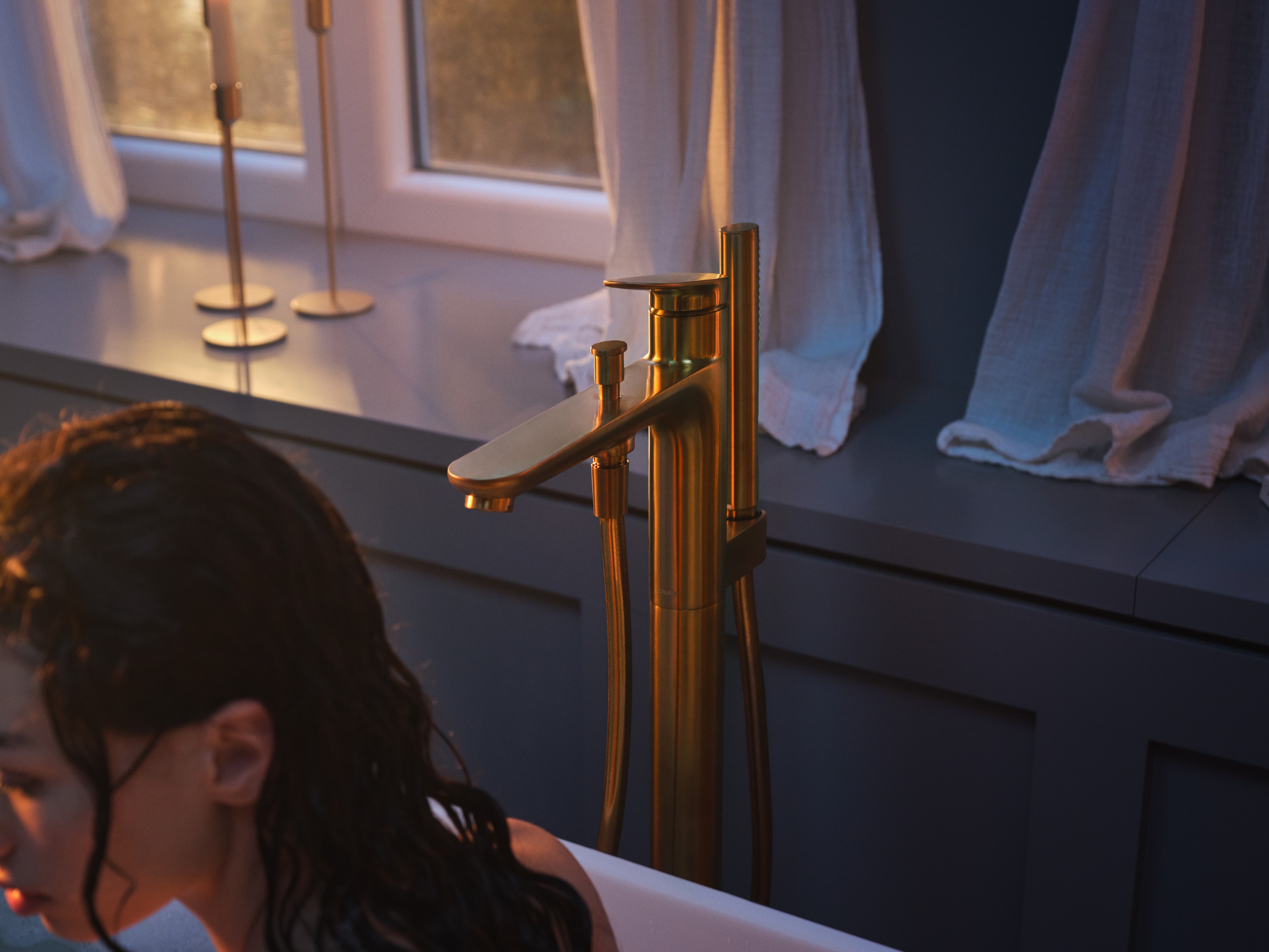 Freestanding bathtub faucet from the Duravit Wave series in brushed bronze