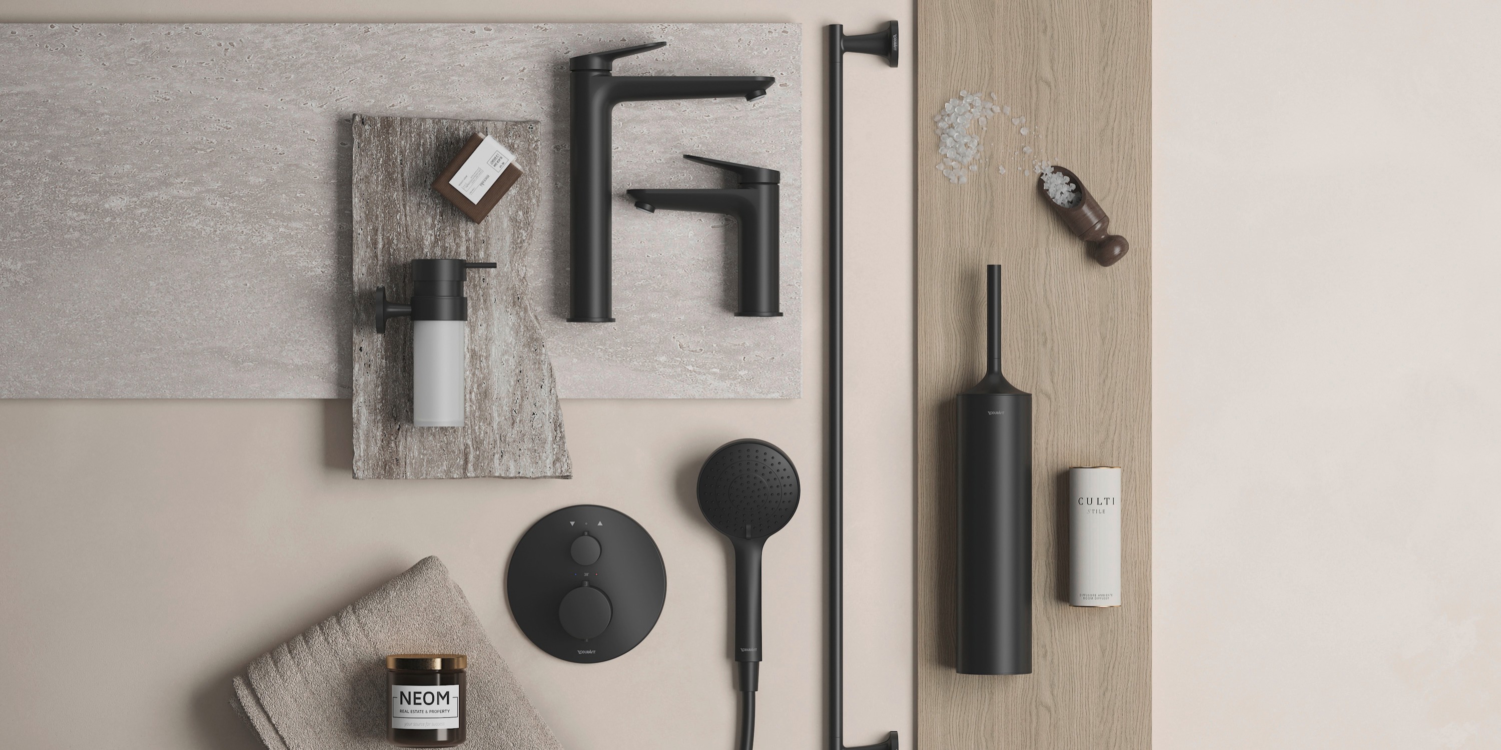 Schwarz eingerichtetes Badezimmer mit Armaturen der Serie Duravit Wave in Gold poliert