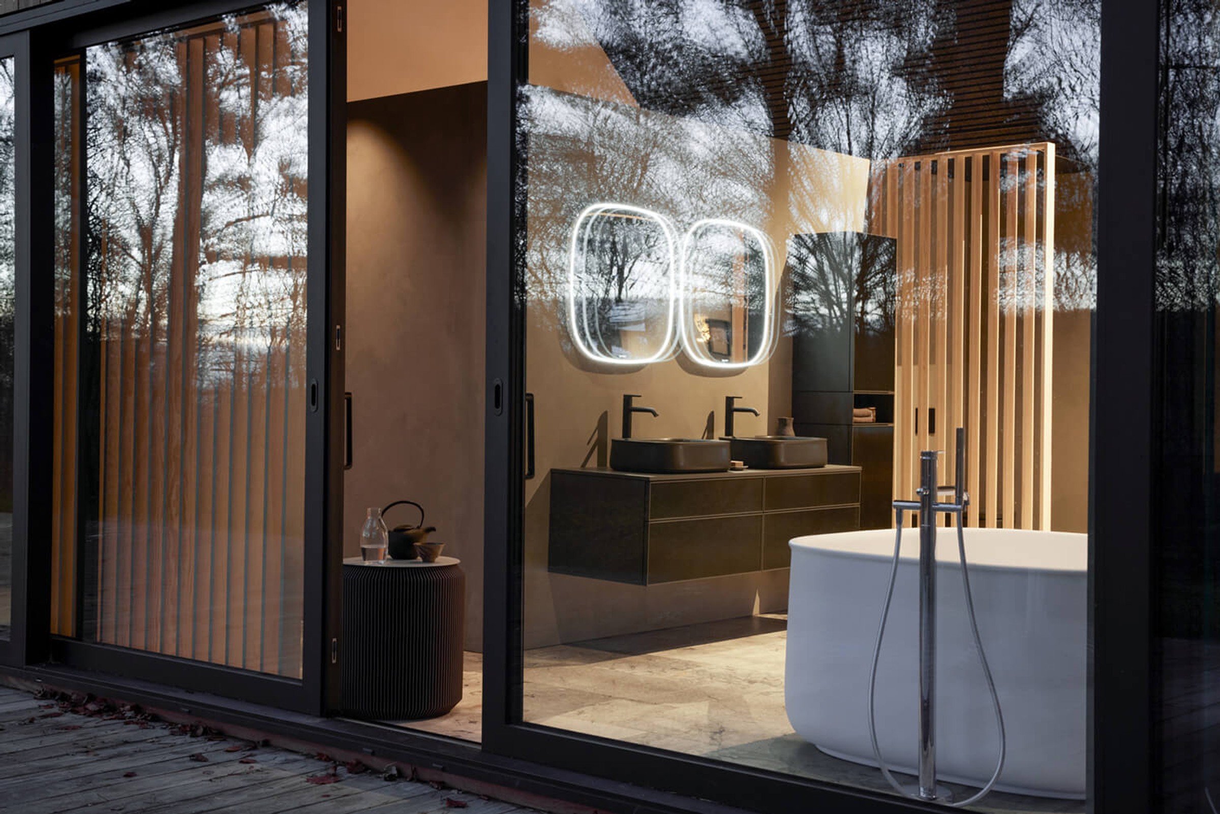 Illuminated mirror from the Zencha series.