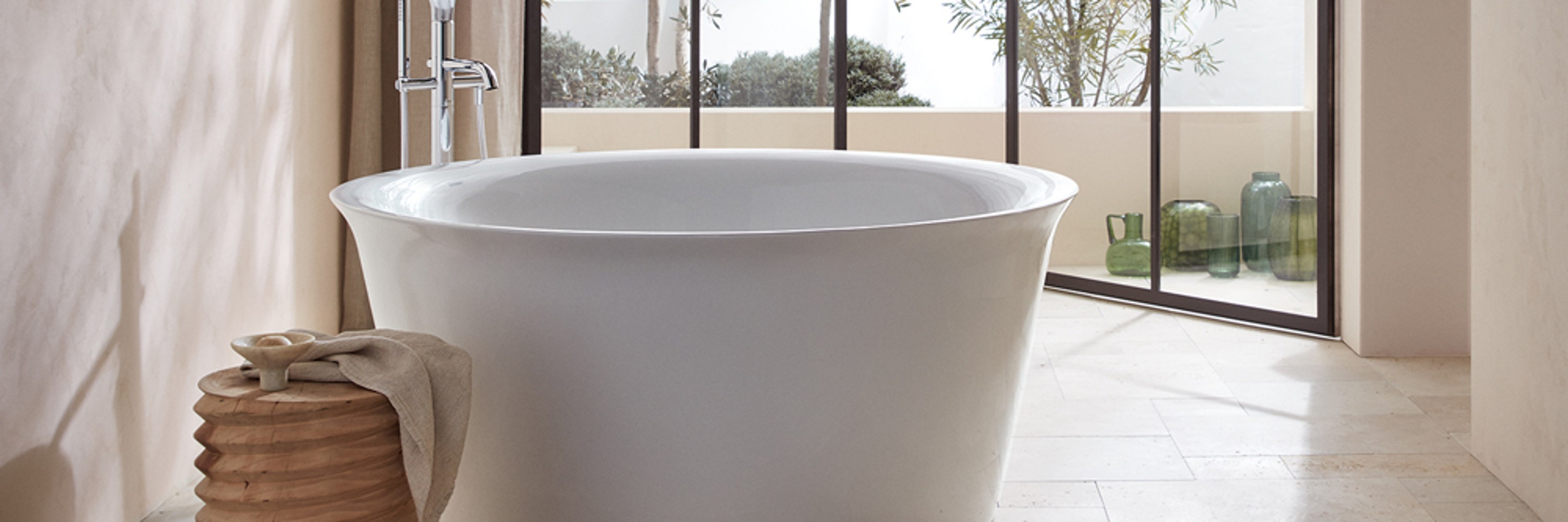 Duravit White Tulip freistehende Badewanne in hellem Badezimmer mit bodentiefen Fenstern