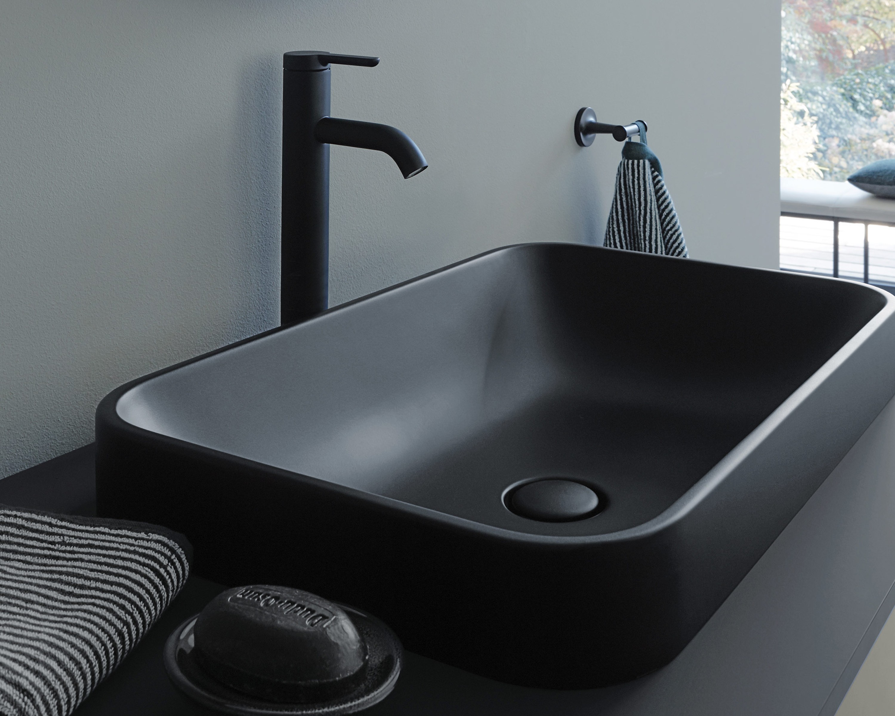 Countertop sink from the Duravit Happy D.2 series in matt black