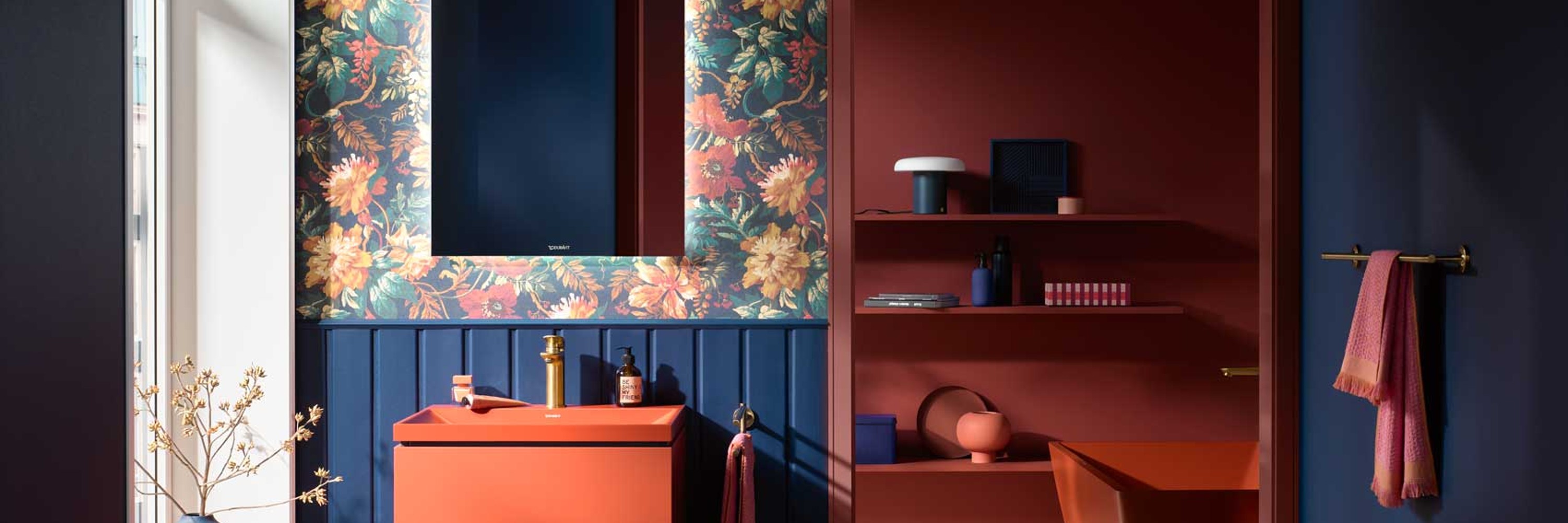 Vitrium Waschbecken in Zimtrot mit Spiegel und DuraSquare Badewanne